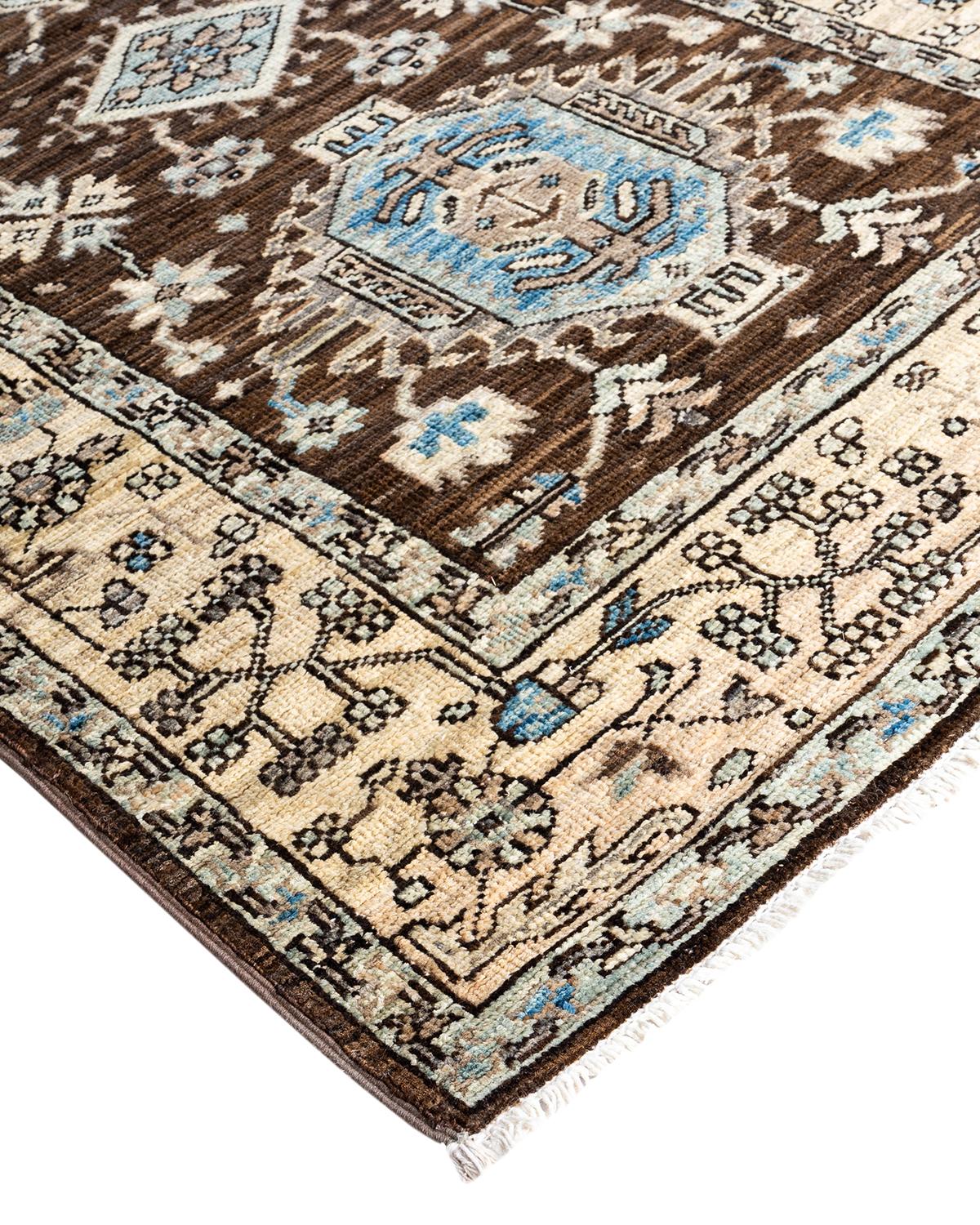 Persische Teppichkunst vom Feinsten inspirierte zu den satten Farben, den kunstvollen geometrischen Motiven und den botanischen Details der Serapi Collection. Mit bis zu 100 Knoten pro Zentimeter sind diese handgefertigten Teppiche ebenso langlebig