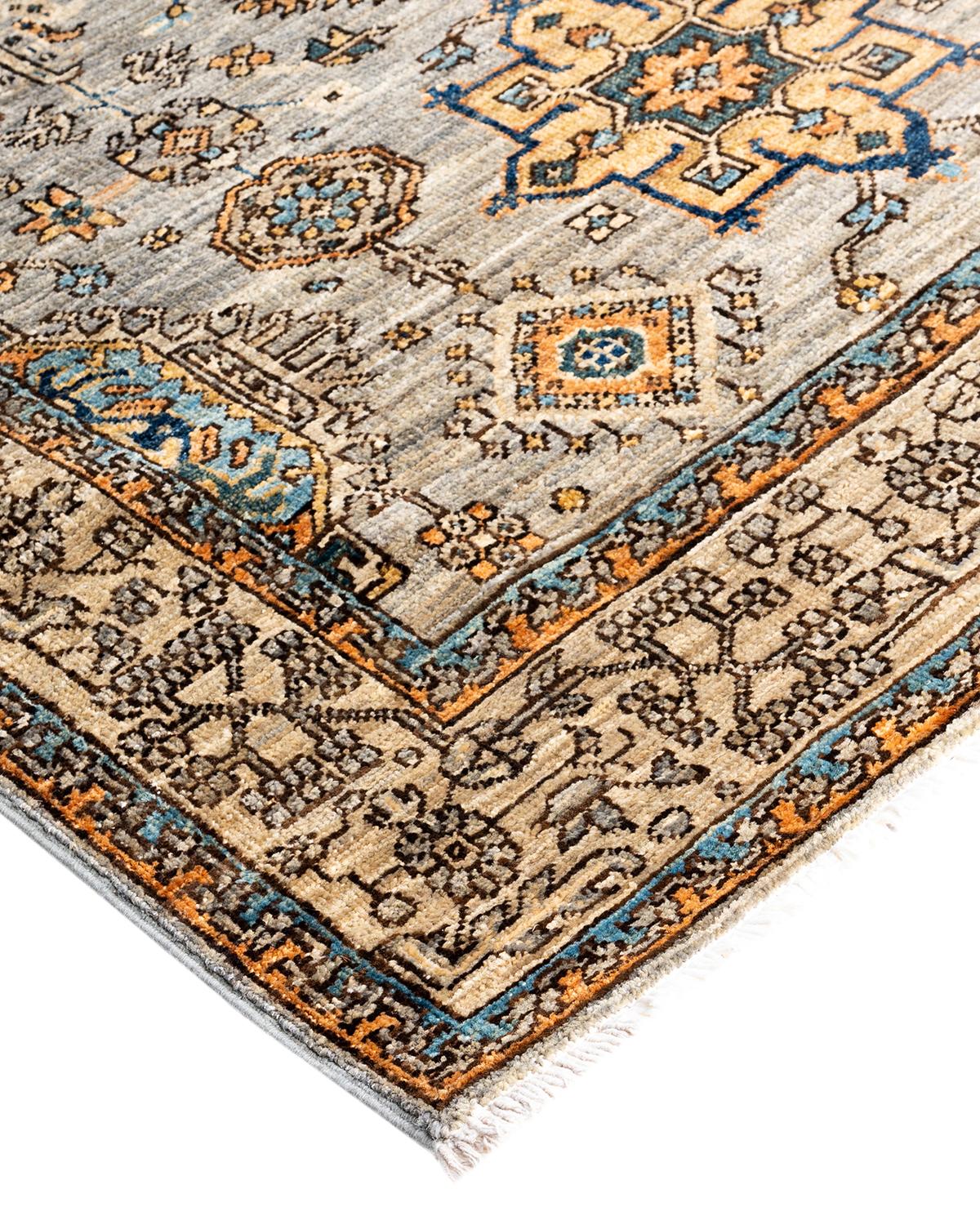 Persische Teppichkunst vom Feinsten inspirierte zu den satten Farben, den kunstvollen geometrischen Motiven und den botanischen Details der Serapi Collection. Mit bis zu 100 Knoten pro Zentimeter sind diese handgefertigten Teppiche ebenso langlebig
