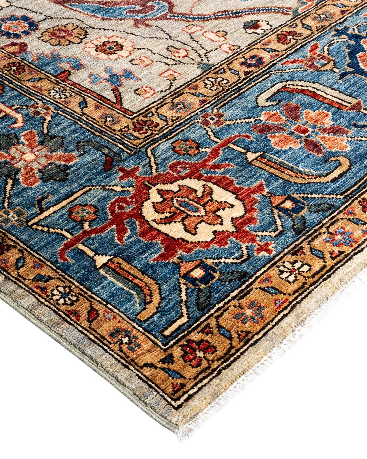 Persische Teppichkunst vom Feinsten inspirierte zu den satten Farben, den kunstvollen geometrischen Motiven und den botanischen Details der Serapi Collection. Mit bis zu 100 Knoten pro Zentimeter sind diese handgefertigten Teppiche ebenso langlebig