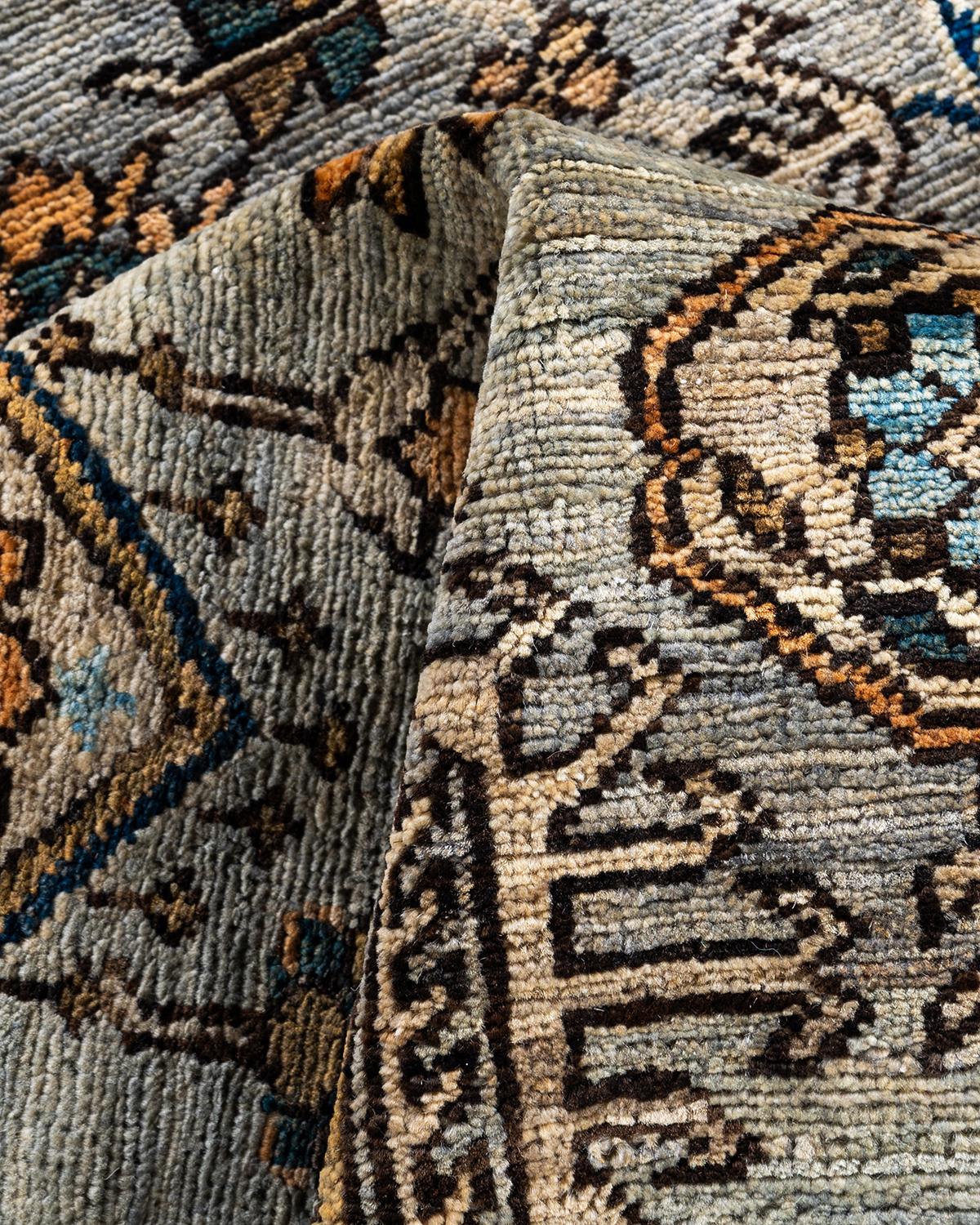 Tapis traditionnel Serapi noué à la main en laine grise en vente 1