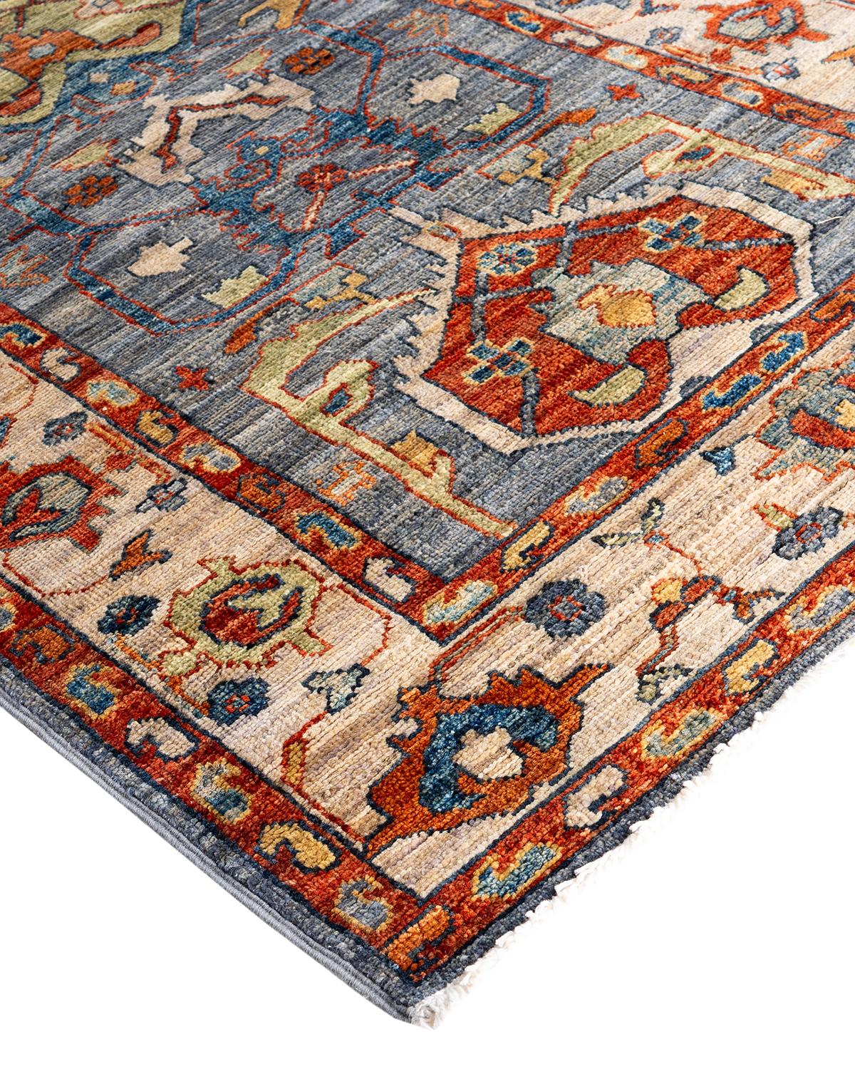 Persische Teppichkunst vom Feinsten inspirierte zu den satten Farben, den kunstvollen geometrischen Motiven und den botanischen Details der Serapi Collection. Mit bis zu 100 Knoten pro Zentimeter sind diese handgefertigten Teppiche ebenso langlebig