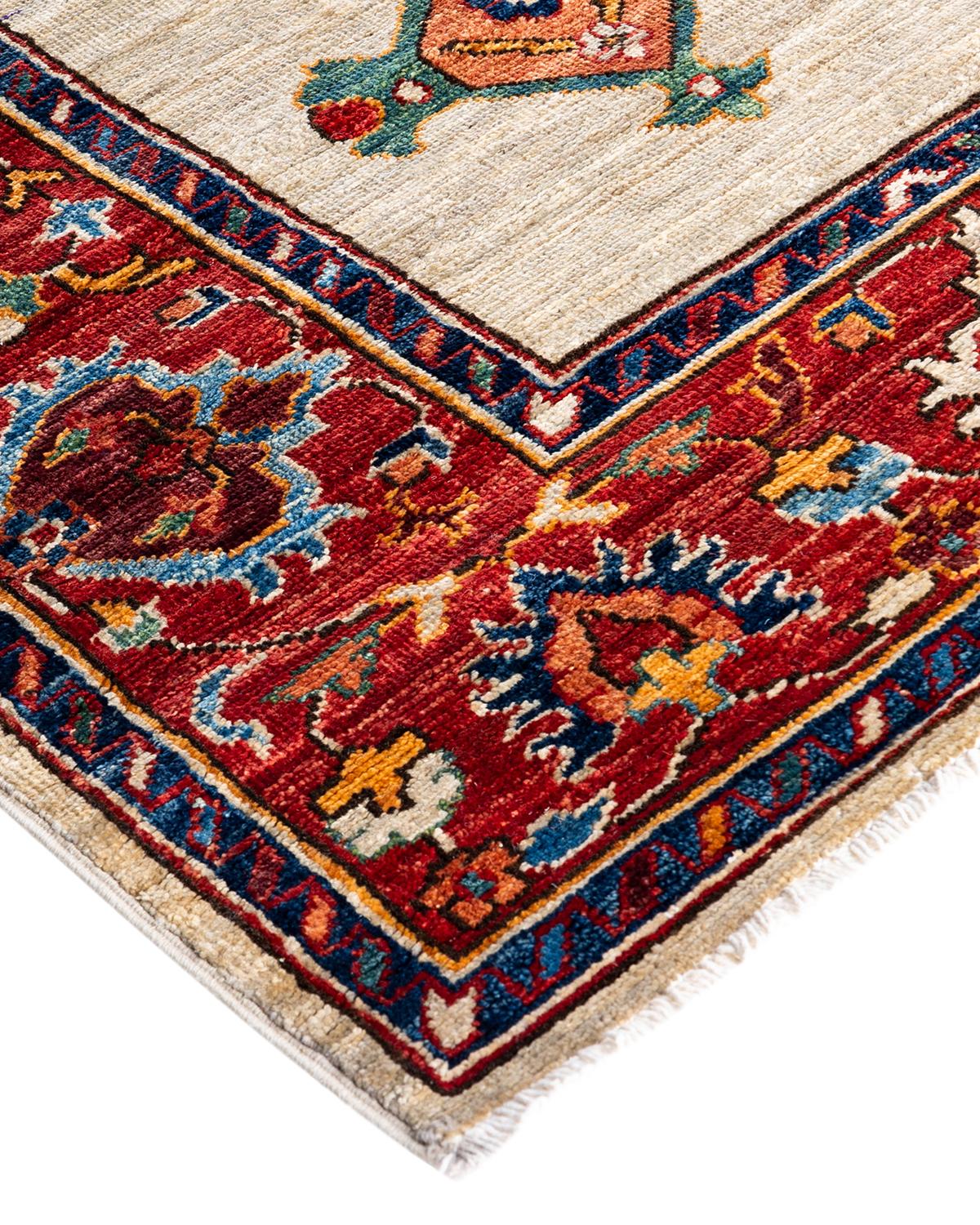 Persische Teppichkunst vom Feinsten inspirierte zu den satten Farben, den kunstvollen geometrischen Motiven und den botanischen Details der Serapi Collection. Mit bis zu 100 Knoten pro Zentimeter sind diese handgefertigten Teppiche ebenso langlebig