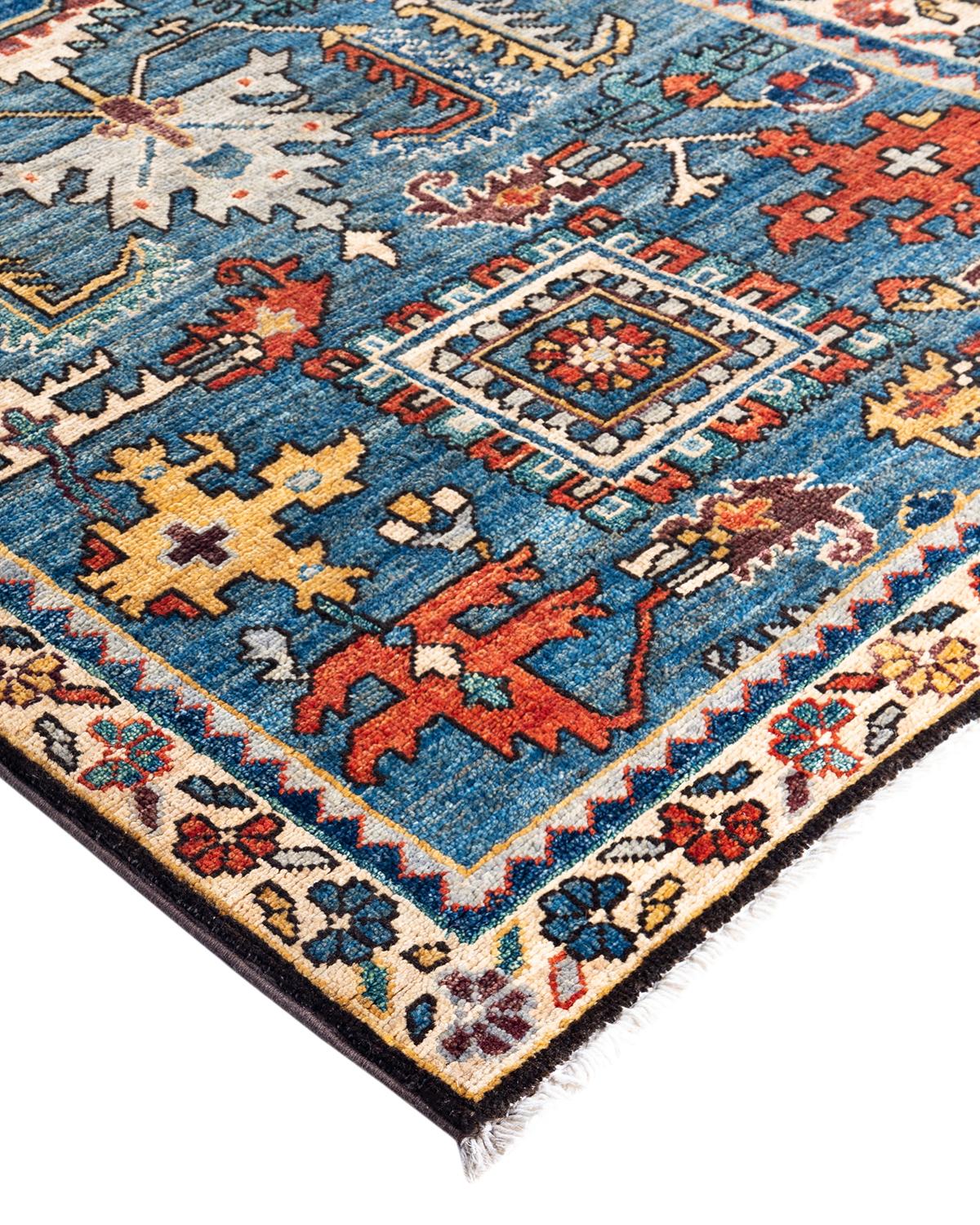 La produzione di tappeti persiani al suo meglio ha ispirato i ricchi colori, gli elaborati motivi geometrici e i dettagli botanici della collezione Serapi. Con ben 100 nodi per pollice, questi tappeti artigianali sono tanto durevoli quanto belli da