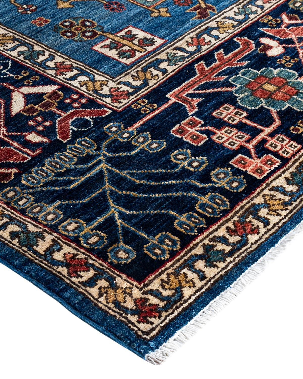 La fabrication des tapis persans dans toute sa splendeur a inspiré les couleurs riches, les motifs géométriques élaborés et les détails botaniques de la collection Serapi. Avec pas moins de 100 nœuds par pouce, ces tapis fabriqués à la main sont