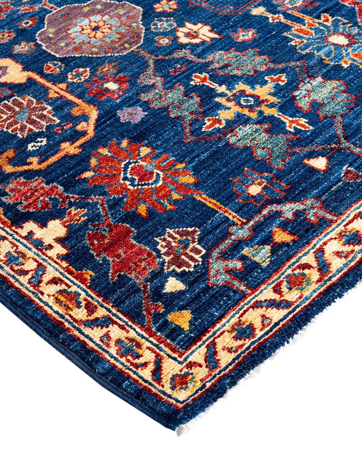 Persische Teppichkunst vom Feinsten inspirierte zu den satten Farben, den kunstvollen geometrischen Motiven und den botanischen Details der Serapi Collection. Mit bis zu 100 Knoten pro Zentimeter sind diese handgefertigten Teppiche ebenso langlebig