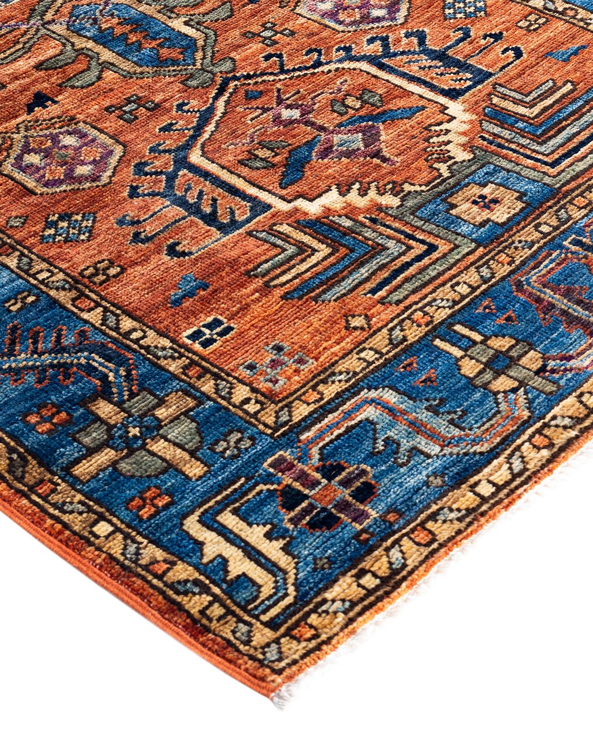 La produzione di tappeti persiani al suo meglio ha ispirato i ricchi colori, gli elaborati motivi geometrici e i dettagli botanici della collezione Serapi. Con ben 100 nodi per pollice, questi tappeti artigianali sono tanto durevoli quanto belli da