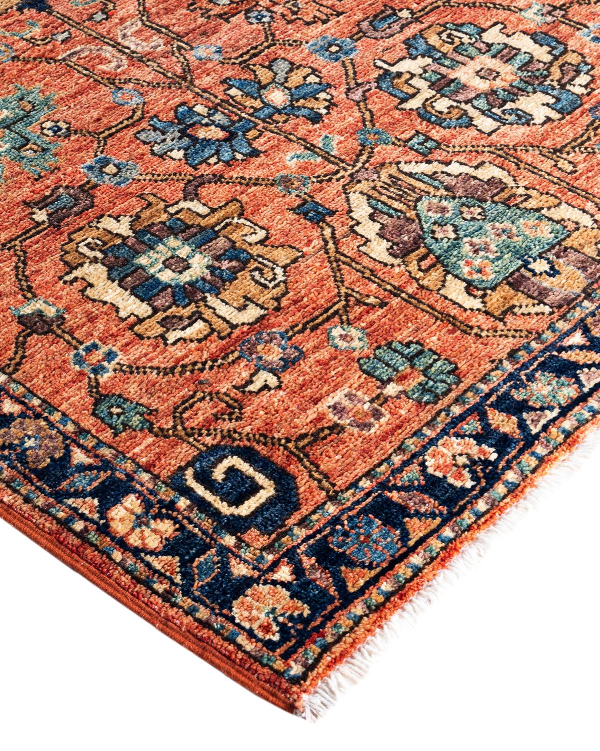 Persische Teppichkunst vom Feinsten inspirierte zu den satten Farben, den kunstvollen geometrischen Motiven und den botanischen Details der Serapi Collection. Mit bis zu 100 Knoten pro Zentimeter sind diese handgefertigten Teppiche ebenso langlebig