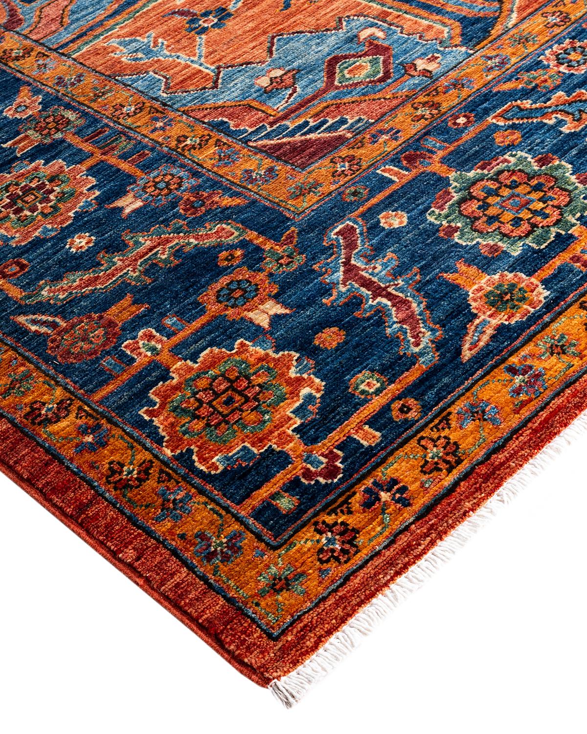 La produzione di tappeti persiani al suo meglio ha ispirato i ricchi colori, gli elaborati motivi geometrici e i dettagli botanici della collezione Serapi. Con ben 100 nodi per pollice, questi tappeti artigianali sono tanto durevoli quanto belli da