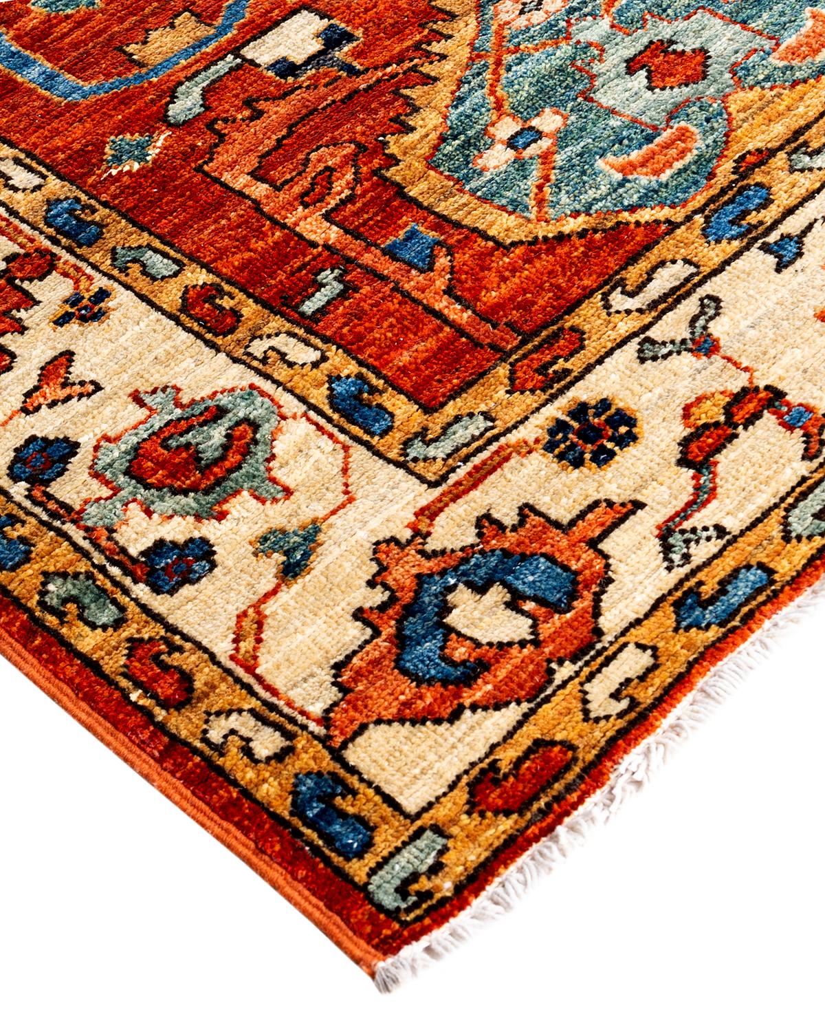 Persische Teppichkunst vom Feinsten inspirierte zu den satten Farben, den kunstvollen geometrischen Motiven und den botanischen Details der Serapi Collection. Mit bis zu 100 Knoten pro Zentimeter sind diese handgefertigten Teppiche ebenso langlebig