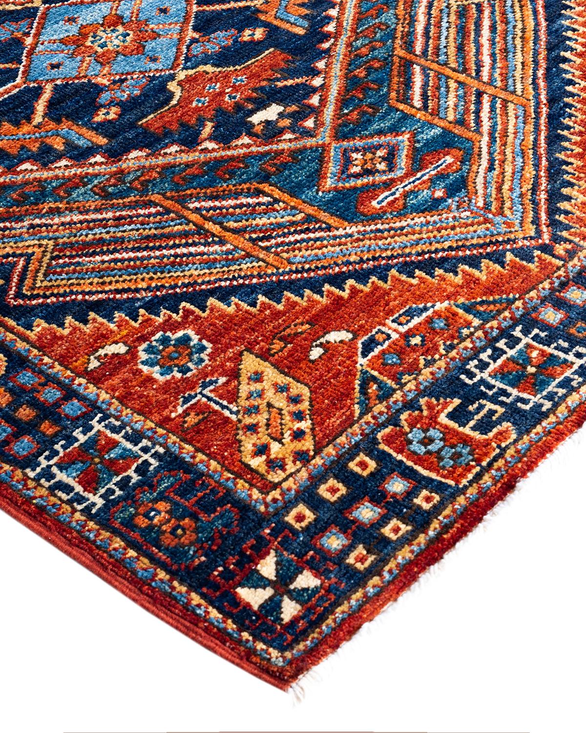 La fabrication des tapis persans dans toute sa splendeur a inspiré les couleurs riches, les motifs géométriques élaborés et les détails botaniques de la collection Serapi. Avec pas moins de 100 nœuds par pouce, ces tapis fabriqués à la main sont
