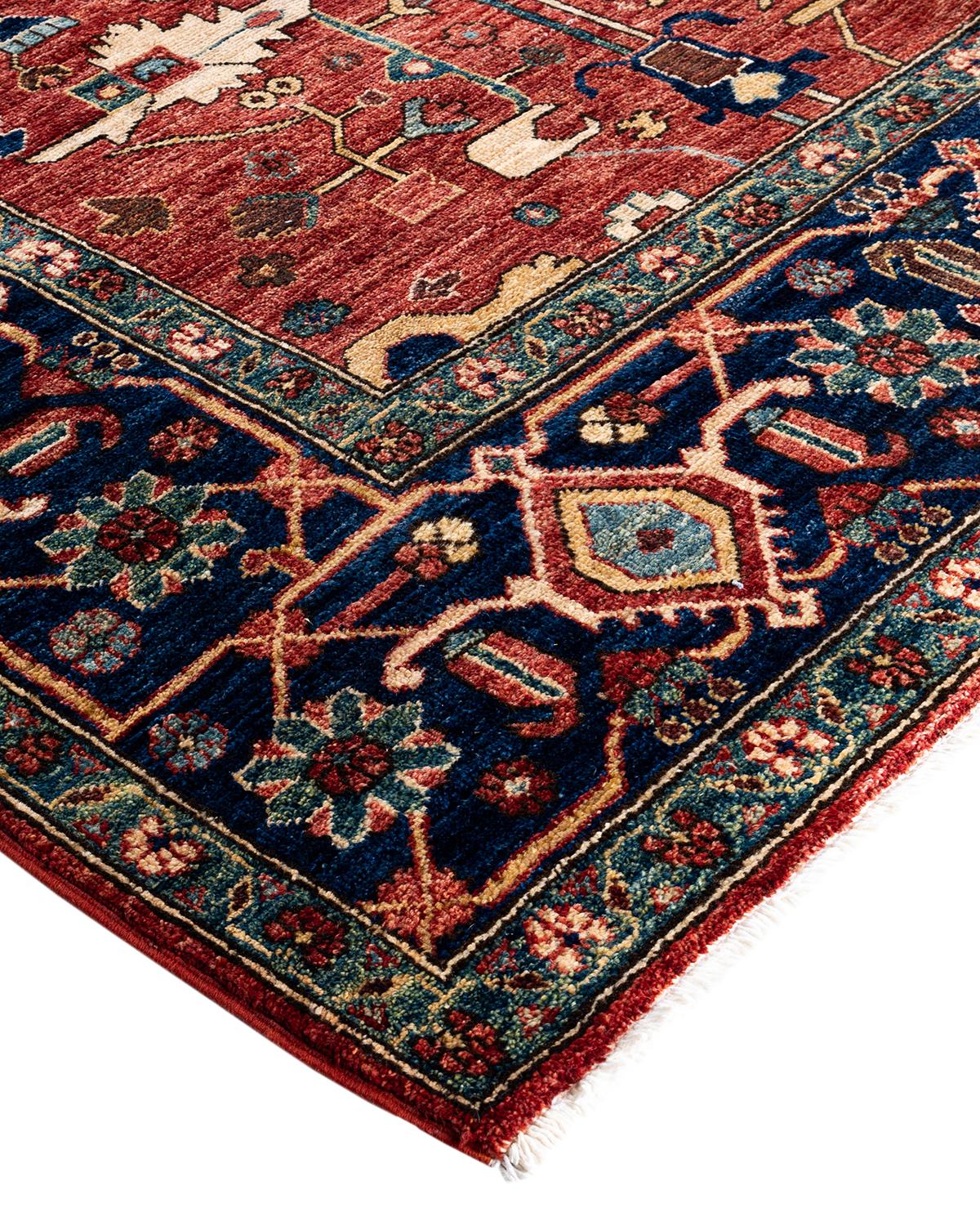 Persische Teppichkunst vom Feinsten inspirierte zu den satten Farben, den kunstvollen geometrischen Motiven und den botanischen Details der Serapi Collection. Mit bis zu 100 Knoten pro Zentimeter sind diese handgefertigten Teppiche ebenso langlebig