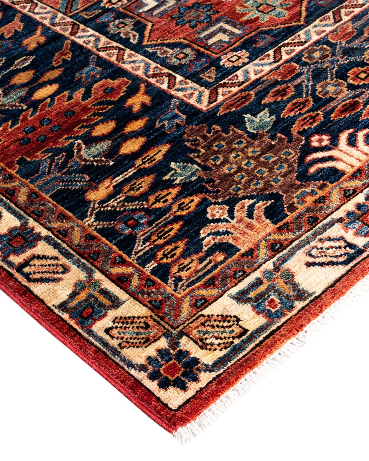 La fabrication des tapis persans dans toute sa splendeur a inspiré les couleurs riches, les motifs géométriques élaborés et les détails botaniques de la collection Serapi. Avec pas moins de 100 nœuds par pouce, ces tapis fabriqués à la main sont