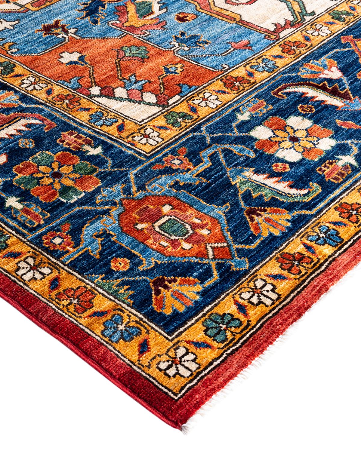 Persische Teppichkunst vom Feinsten inspirierte zu den satten Farben, den kunstvollen geometrischen Motiven und den botanischen Details der Serapi Collection. Mit bis zu 100 Knoten pro Zentimeter sind diese handgefertigten Teppiche ebenso langlebig