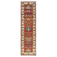 Tapis de couloir traditionnel Serapi rouge noué à la main 2' 9" x 10' 1"