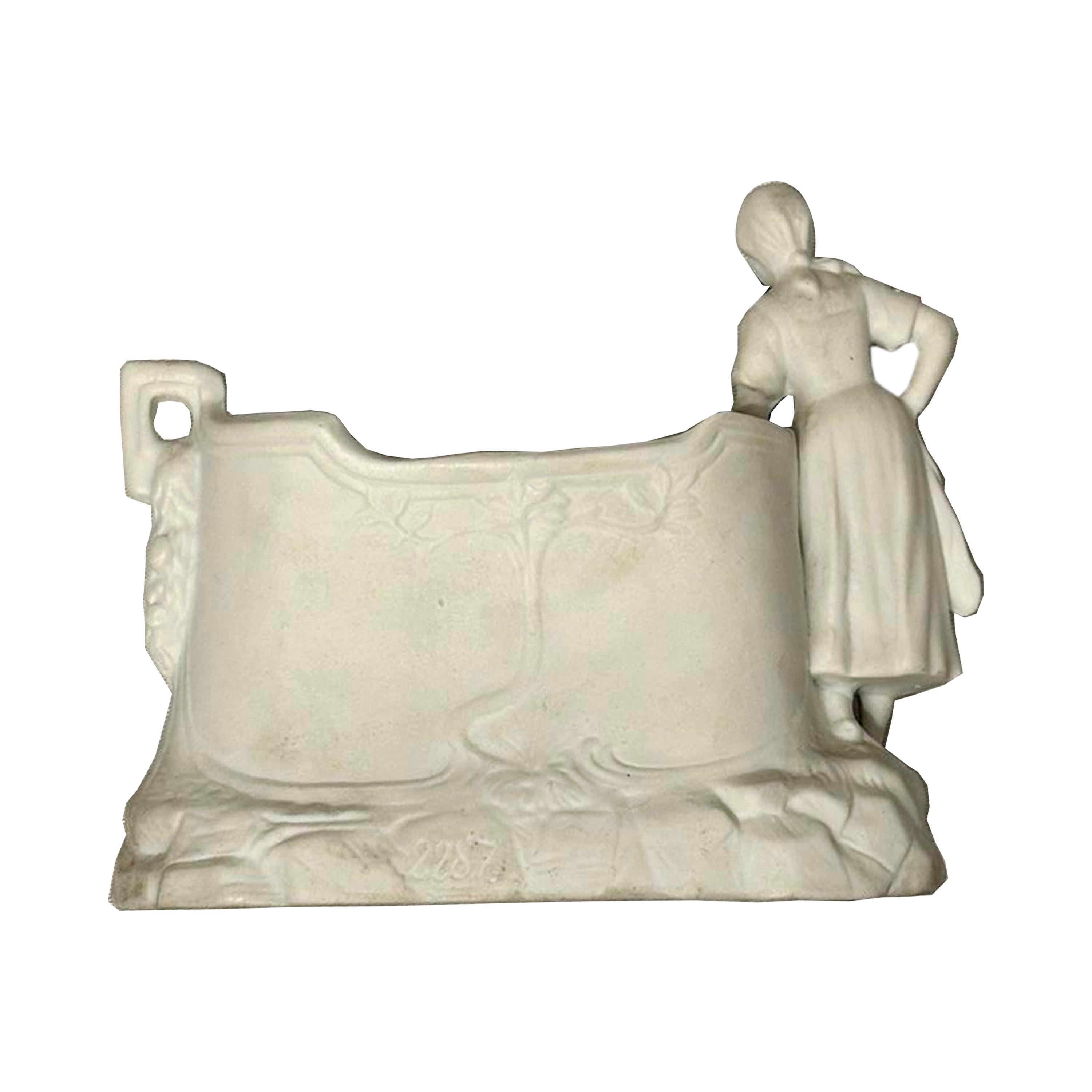 Centre de table traditionnel représentant une bergère avec ses agneaux. Fabriqué à partir de biscuit, qui est une porcelaine ou une faïence non émaillée qui n'a été cuite qu'une seule fois, produisant généralement une texture mate et granuleuse.