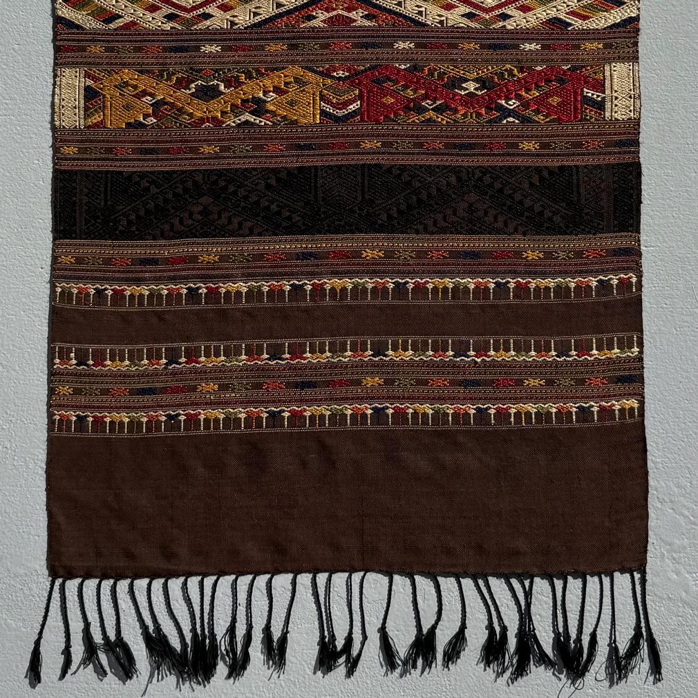 Paño tradicional de seda para hombros de chamán, Tai Daeng, provincia de Houaphanh, Laos en Bueno estado para la venta en Point Richmond, CA