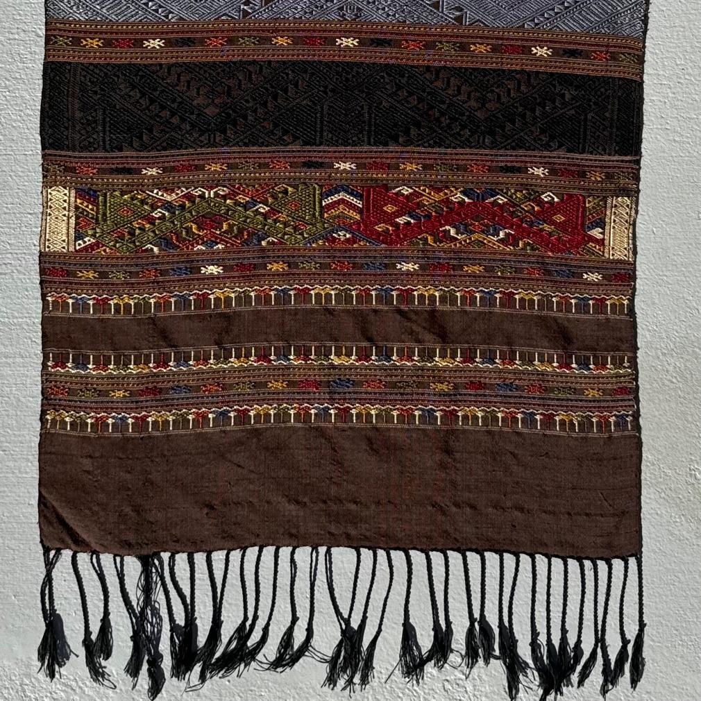 Paño tradicional de seda para hombros de chamán, Tai Daeng, provincia de Houaphanh, Laos Siglo XXI y contemporáneo en venta