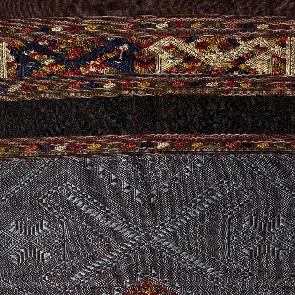 Paño tradicional de seda para hombros de chamán, Tai Daeng, provincia de Houaphanh, Laos Seda en venta