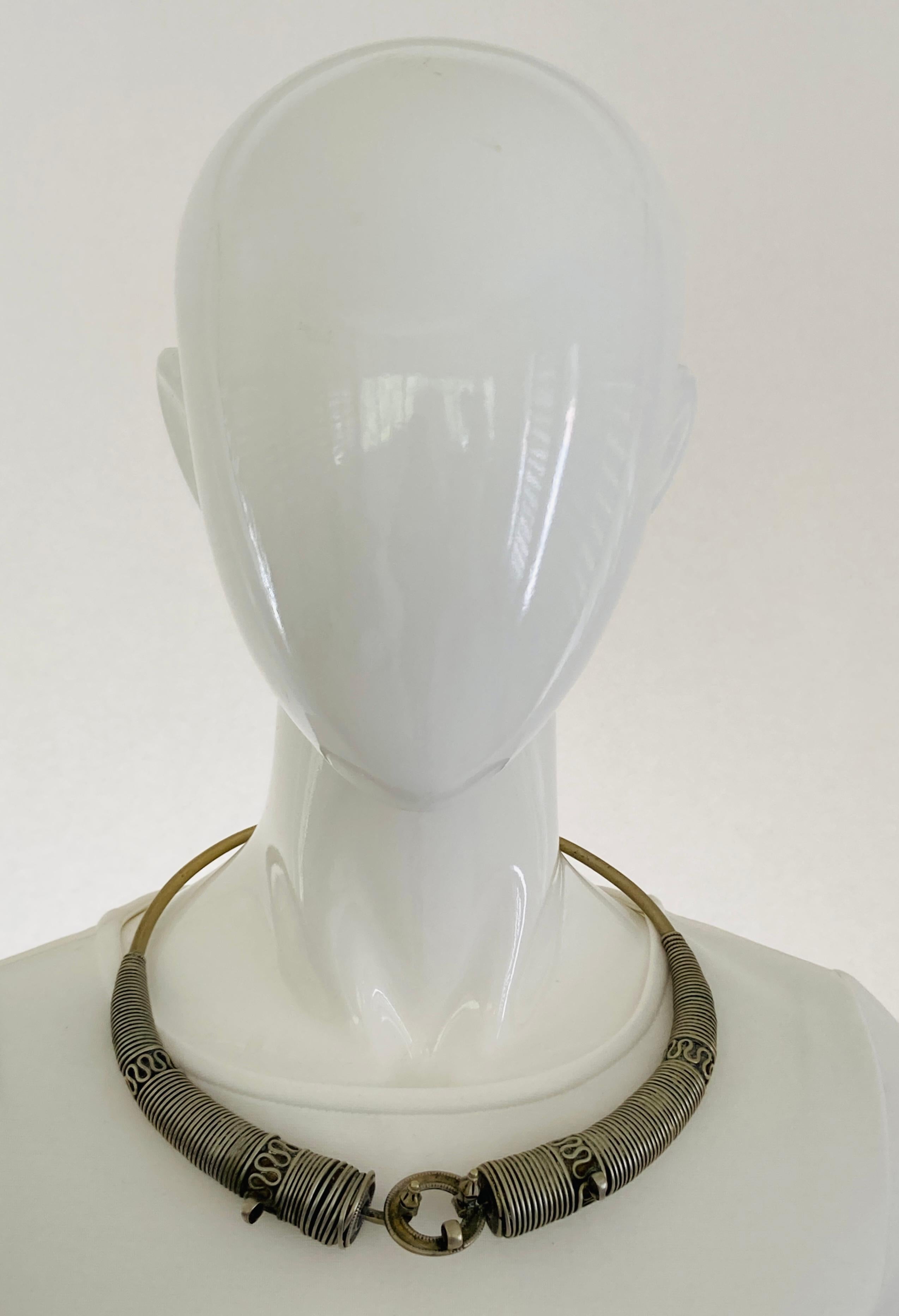 Traditionelle Silber-Torque-Halskette Chocker aus Rajasthan, Indien im Zustand „Gut“ im Angebot in North Hollywood, CA