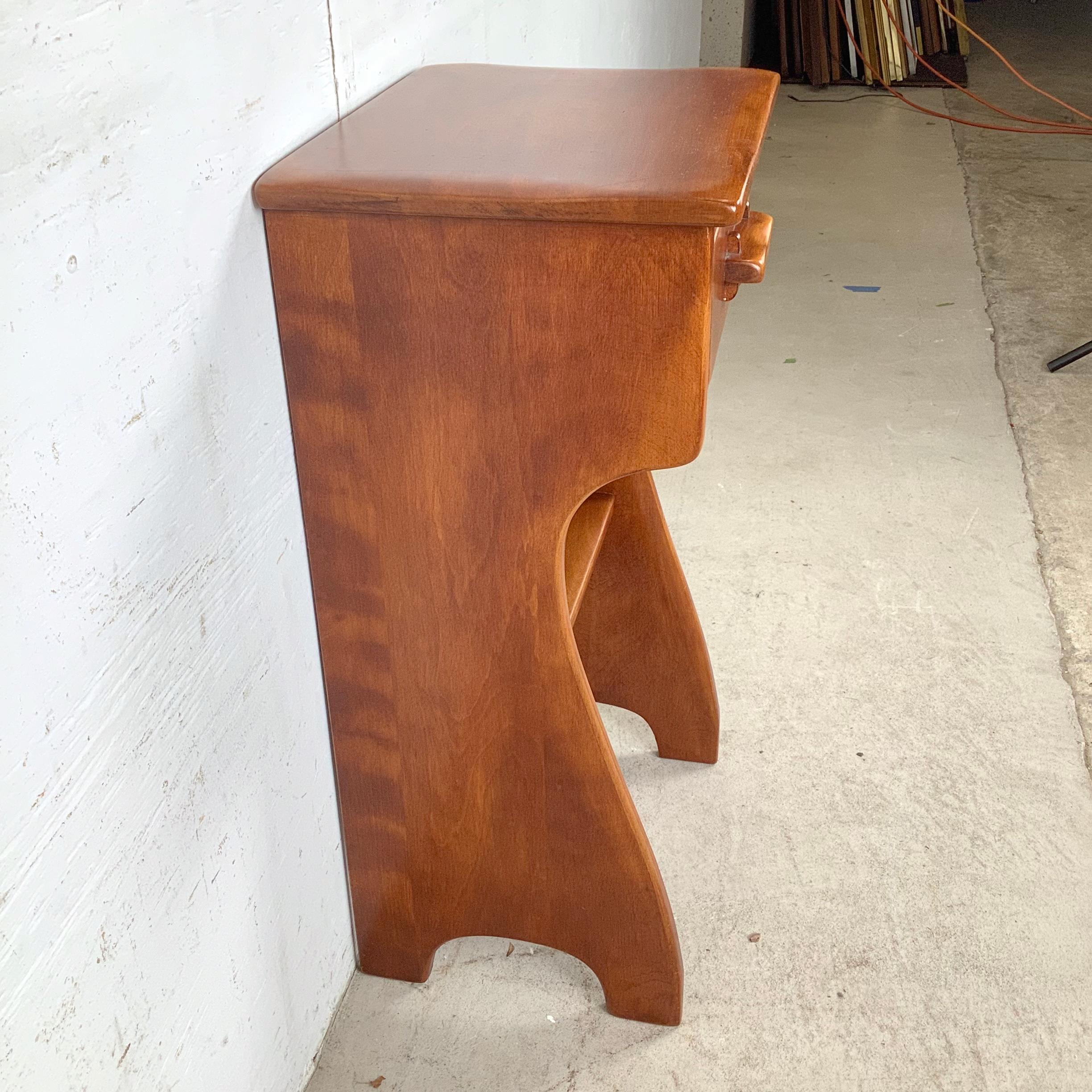 Table de nuit traditionnelle à un tiroir par Cushman Coloni en vente 2