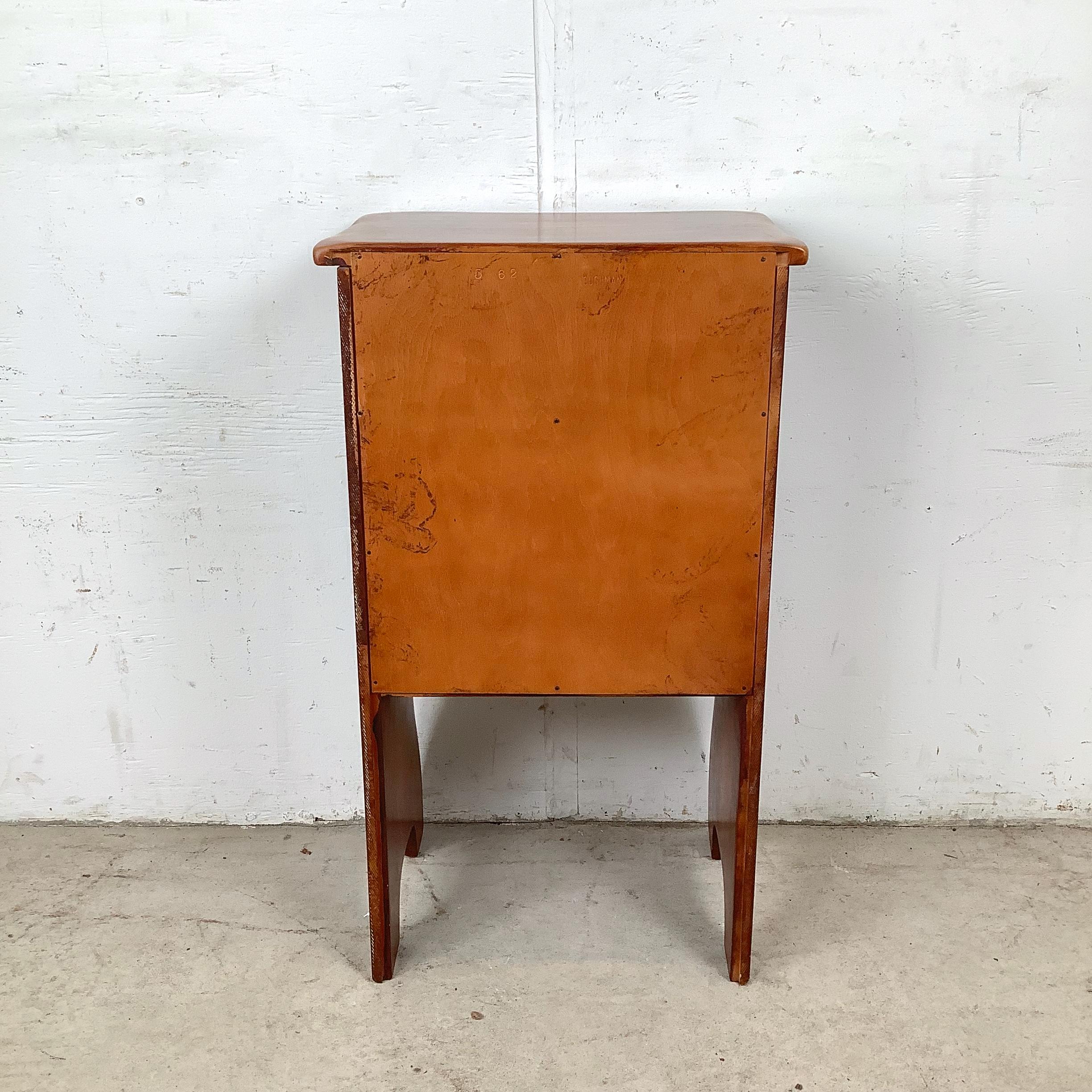 Table de nuit traditionnelle à un tiroir par Cushman Coloni en vente 3