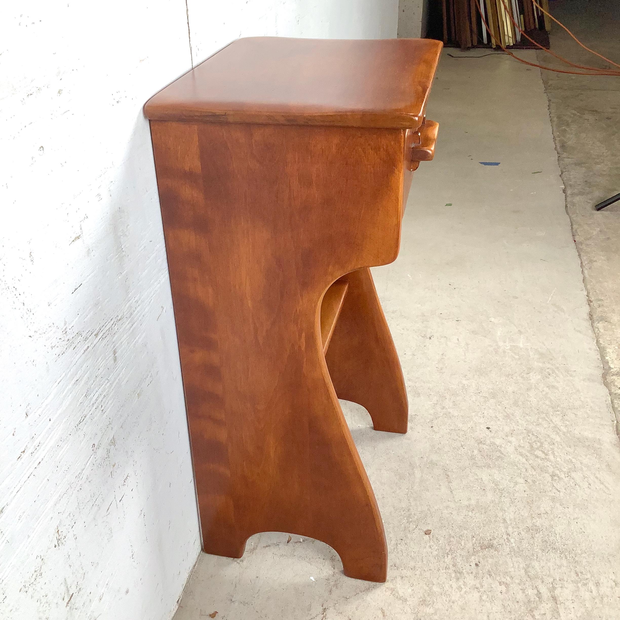 Table de nuit traditionnelle à un tiroir par Cushman Coloni en vente 4