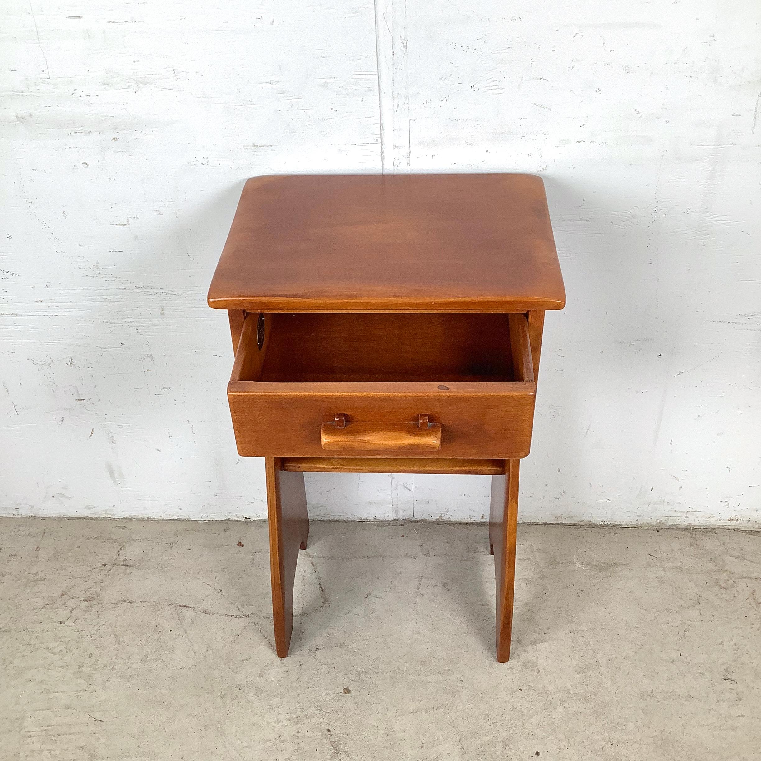 Table de nuit traditionnelle à un tiroir par Cushman Coloni en vente 5
