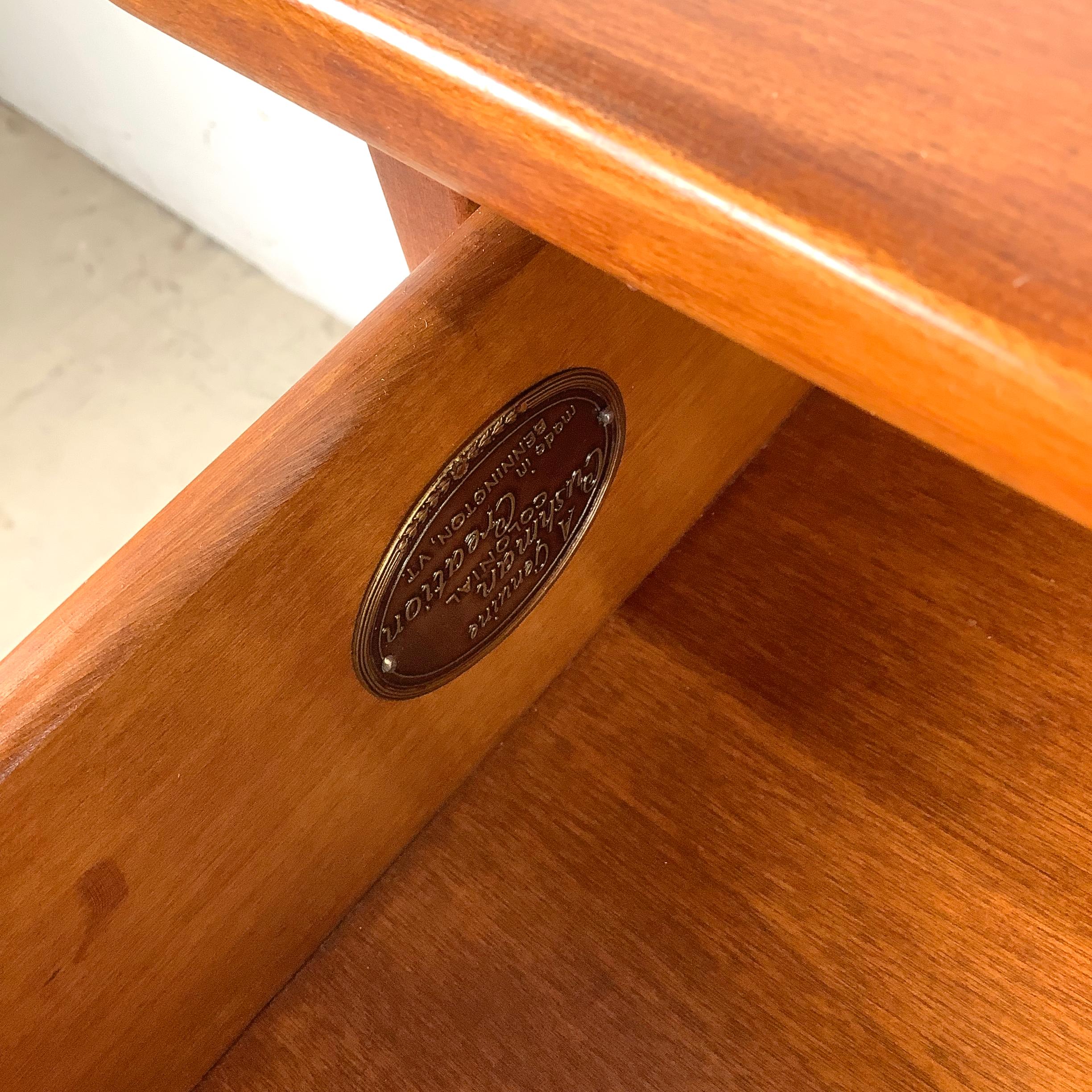 Table de nuit traditionnelle à un tiroir par Cushman Coloni en vente 6