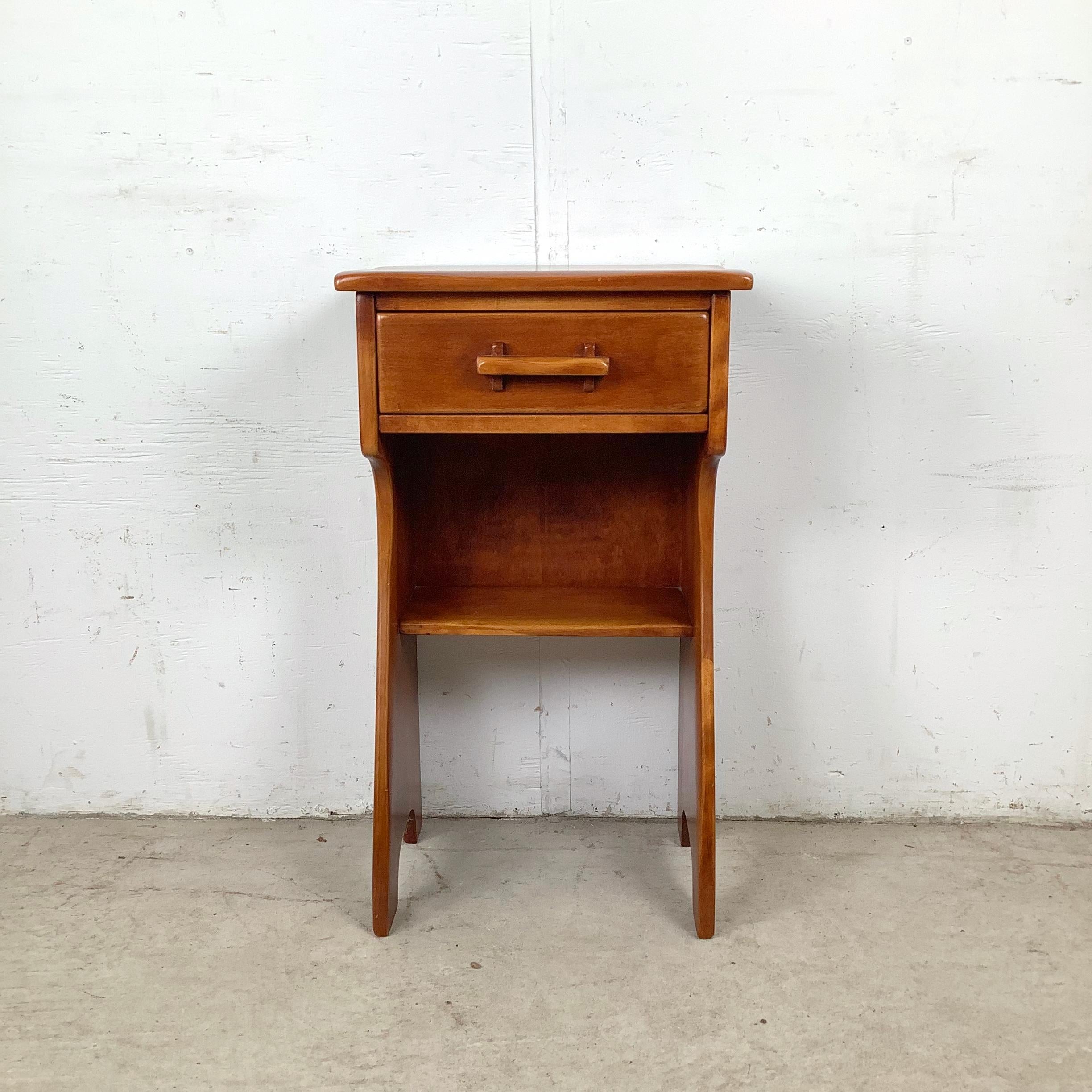 Table de nuit traditionnelle à un tiroir par Cushman Coloni en vente 7