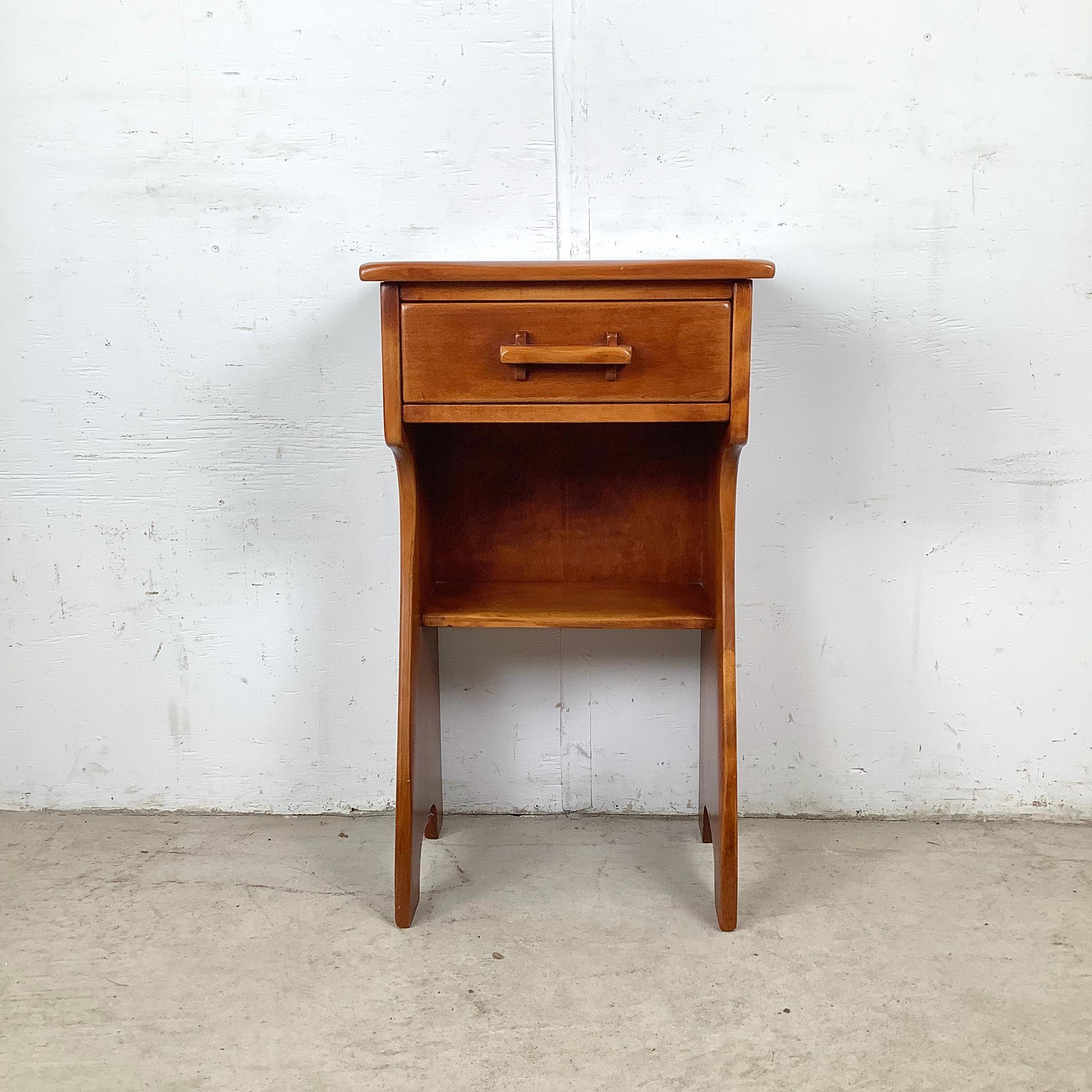 Cette table de nuit Cushman Colonial Creations présente un charmant équilibre entre l'inspiration du début de l'Amérique et l'artisanat du milieu du siècle. Fabriqué en érable massif, il comporte un tiroir unique avec la tirette en bois