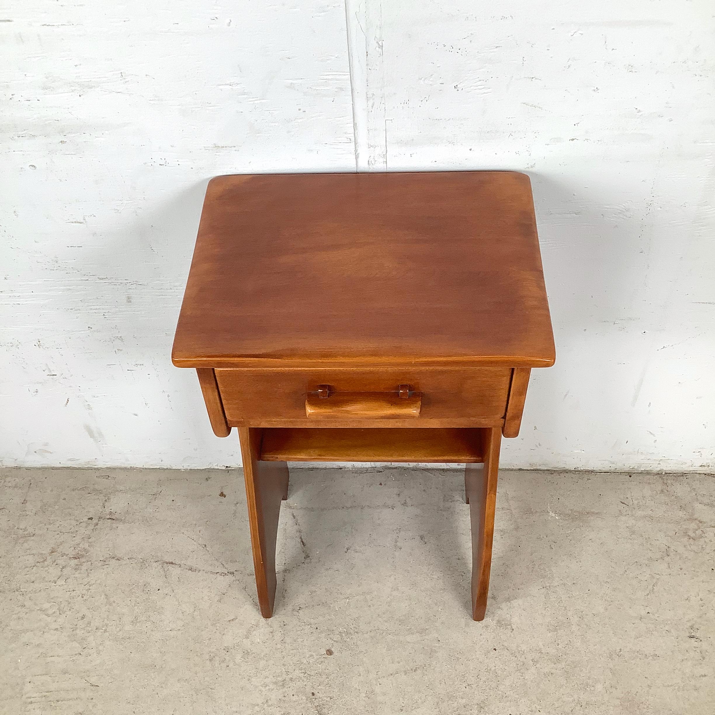 Colonial américain Table de nuit traditionnelle à un tiroir par Cushman Coloni en vente
