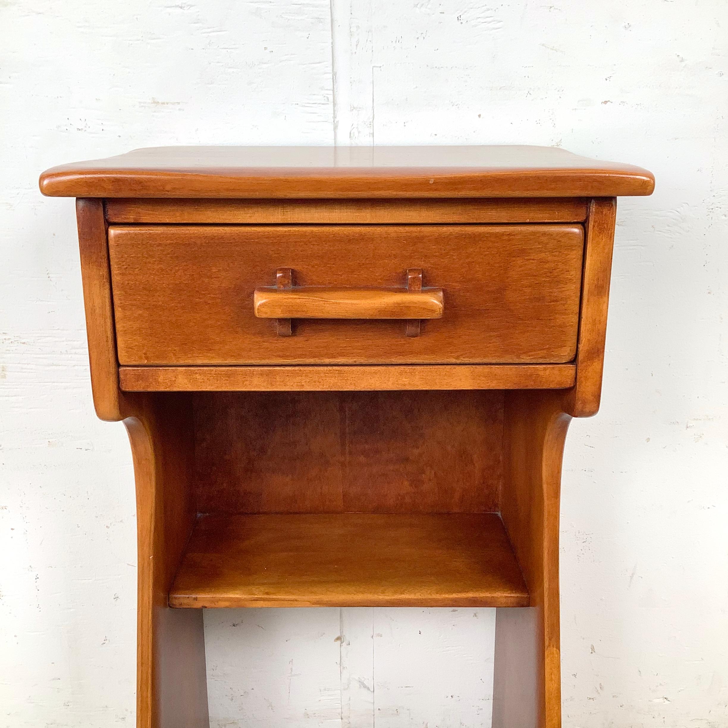 Américain Table de nuit traditionnelle à un tiroir par Cushman Coloni en vente