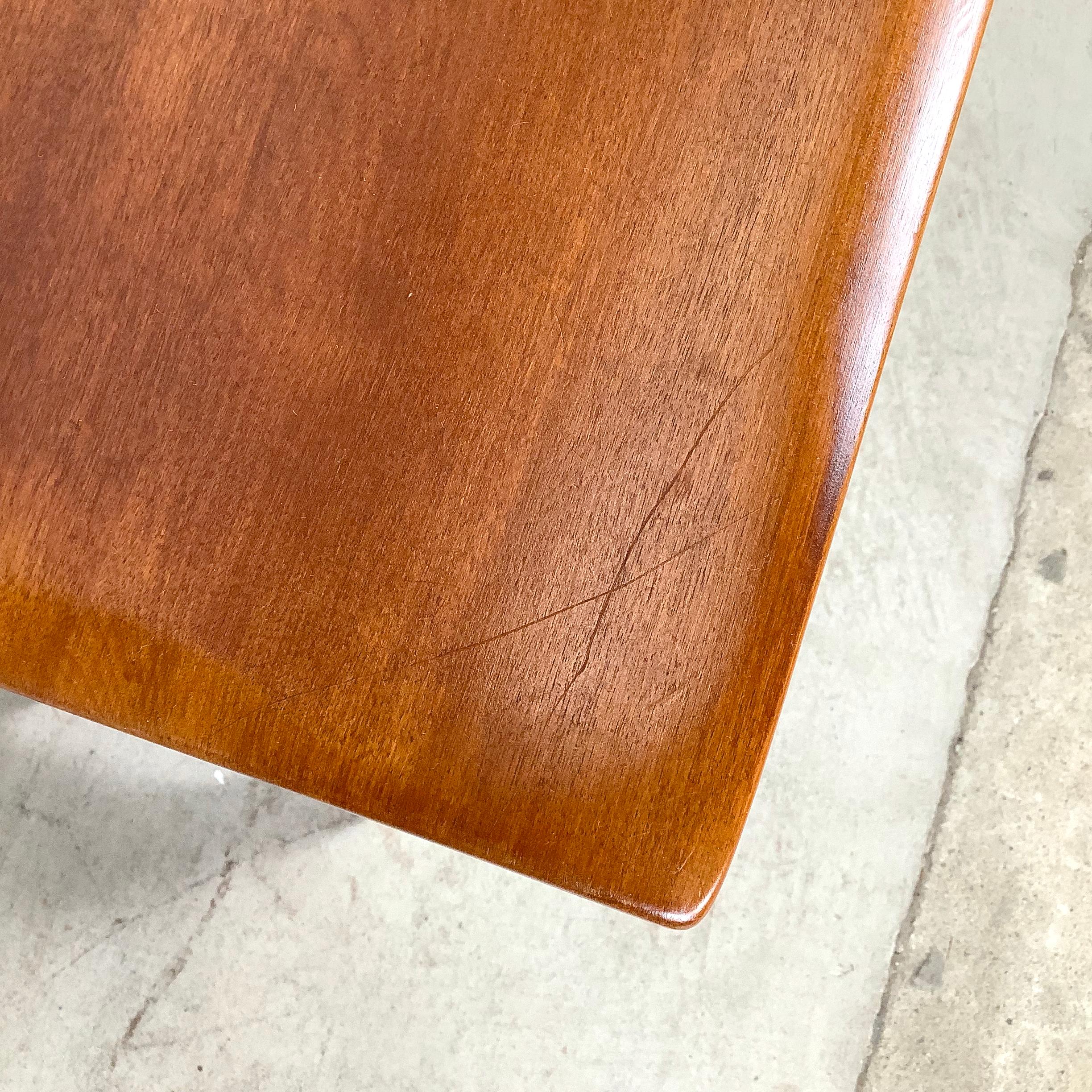 Autre Table de nuit traditionnelle à un tiroir par Cushman Coloni en vente