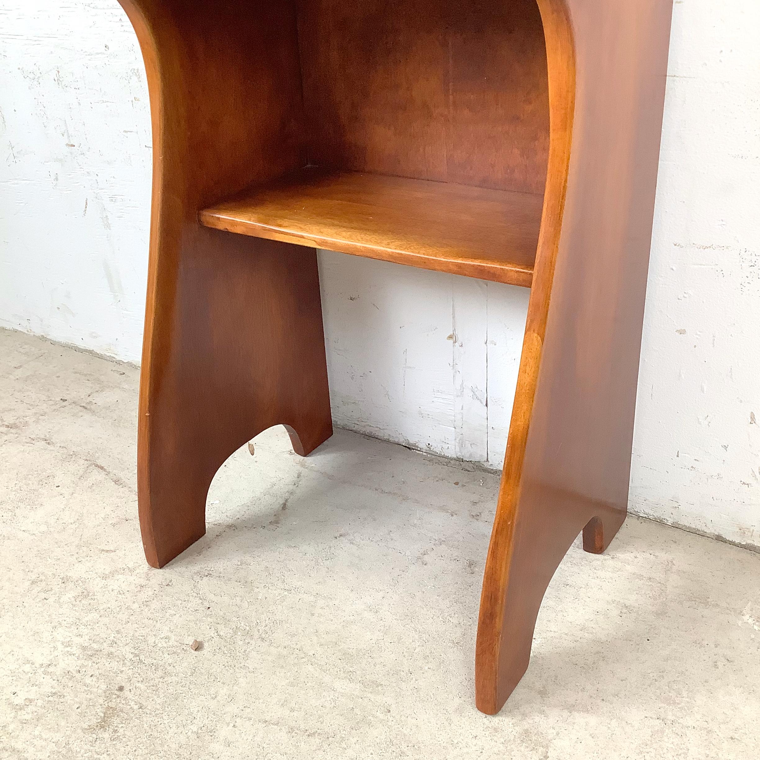 20ième siècle Table de nuit traditionnelle à un tiroir par Cushman Coloni en vente