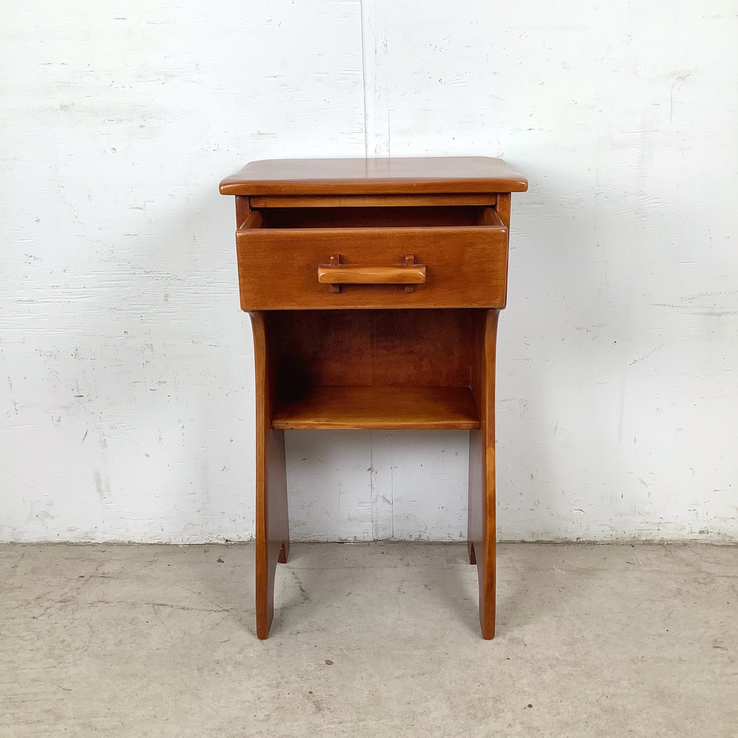 Bois Table de nuit traditionnelle à un tiroir par Cushman Coloni en vente