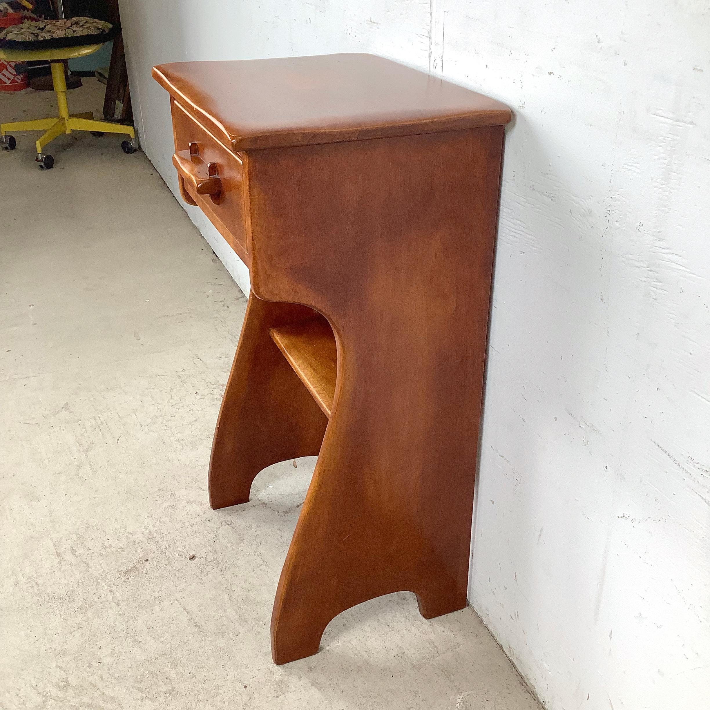 Table de nuit traditionnelle à un tiroir par Cushman Coloni en vente 1