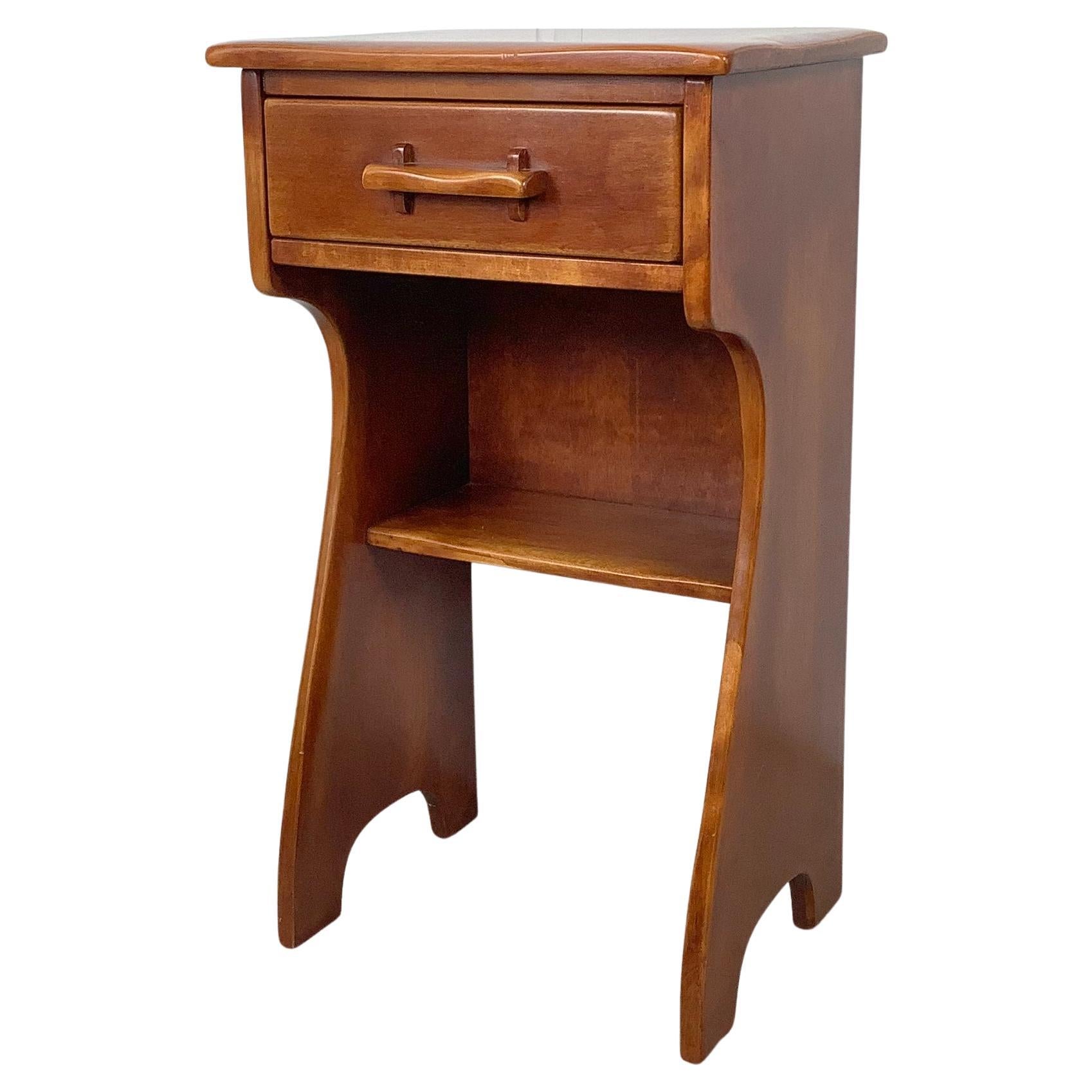 Table de nuit traditionnelle à un tiroir par Cushman Coloni en vente