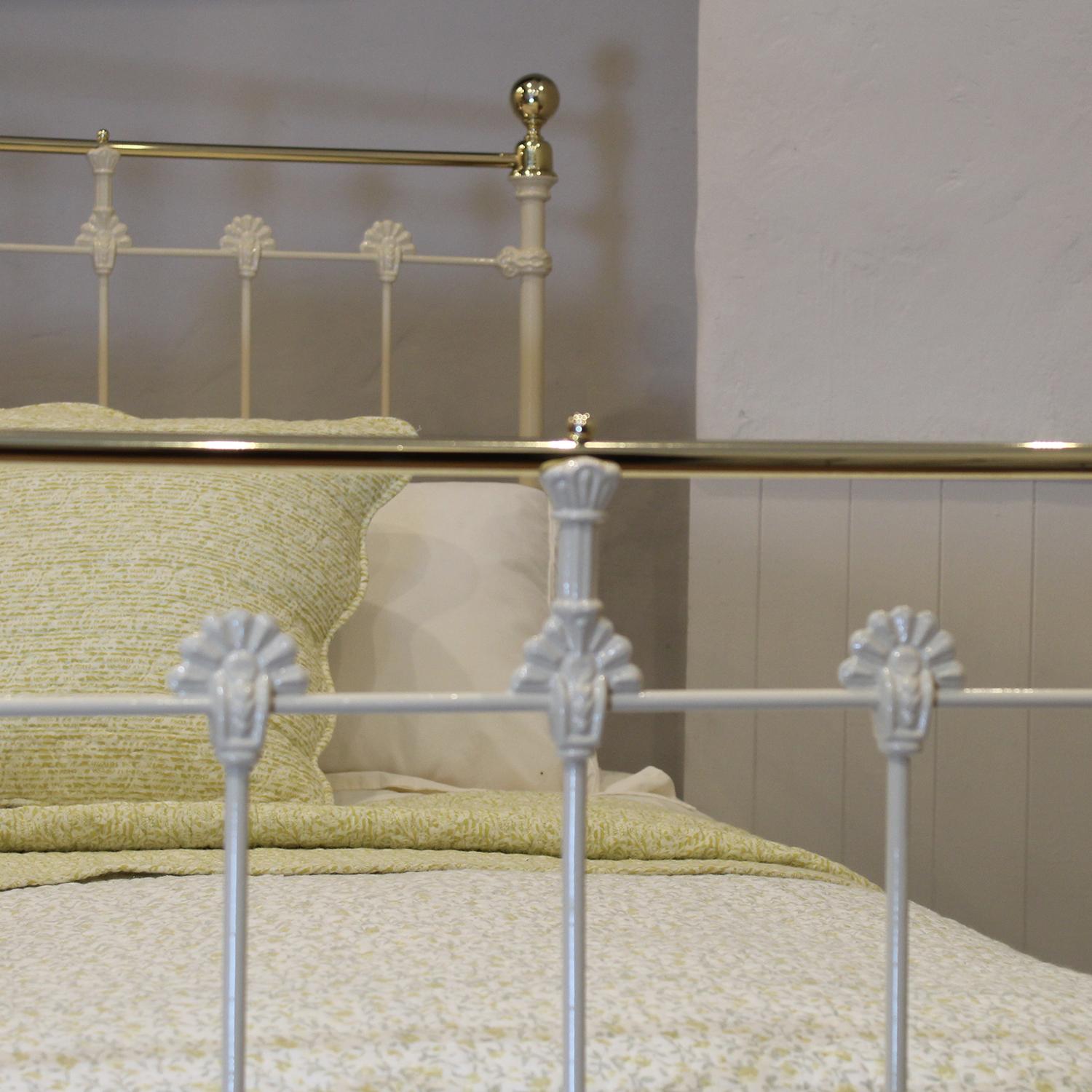 Traditional Single Victorian Brass and Iron Antique Bed in Cream MS71 In Good Condition In Wrexham, GB