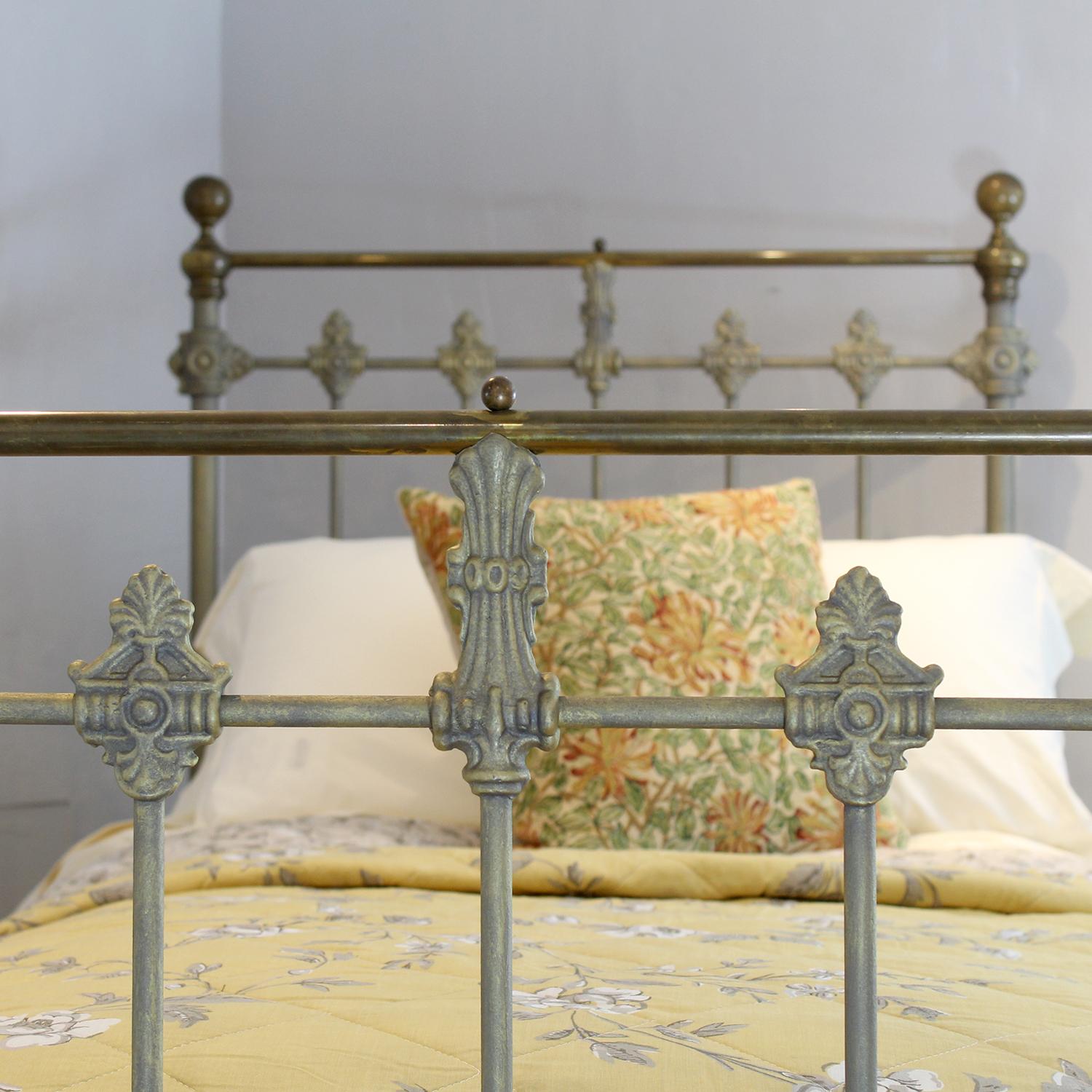 Einzigartiger viktorianischer antiker Bett aus Messing und Eisen in verblasstem Gold (Viktorianisch) im Angebot
