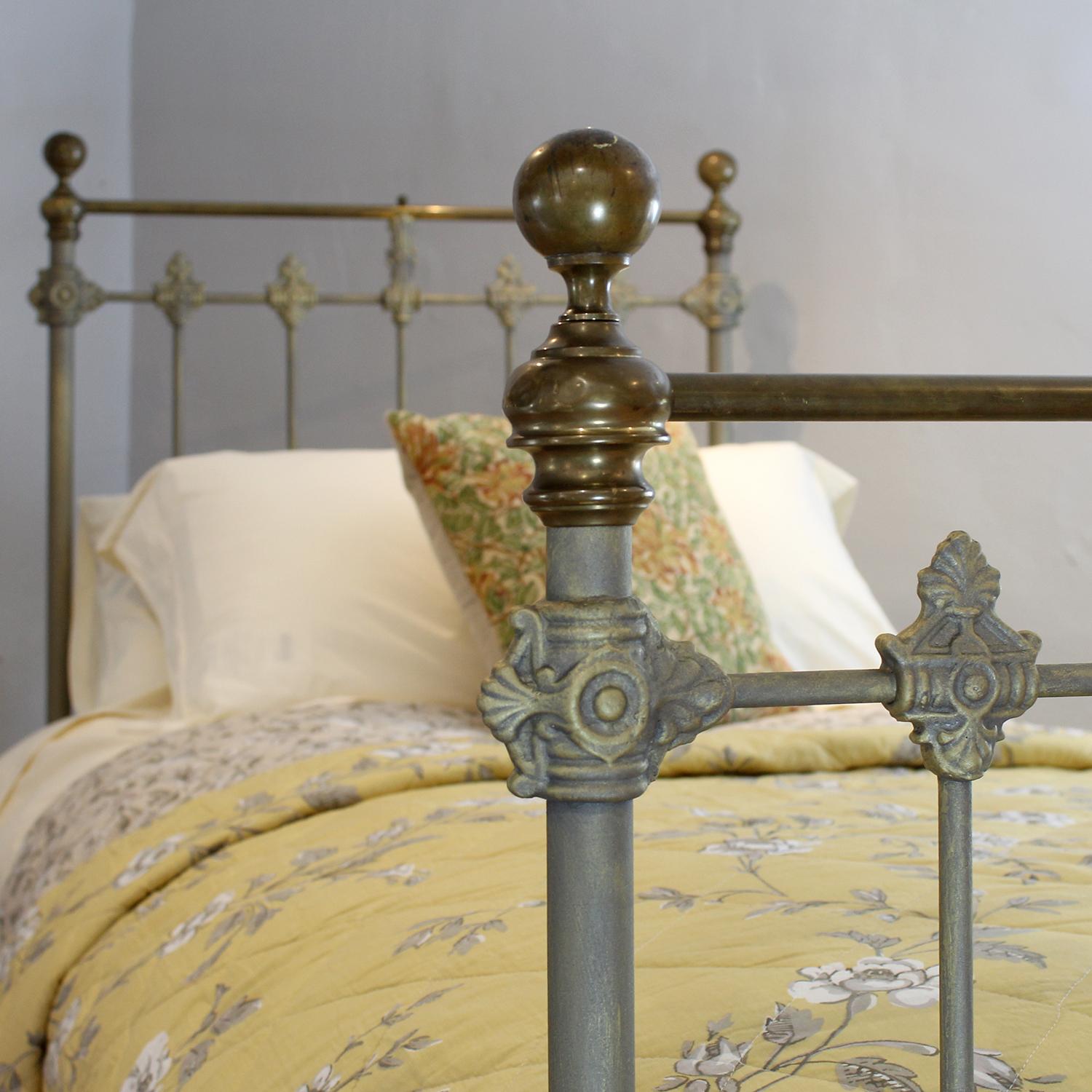 Einzigartiger viktorianischer antiker Bett aus Messing und Eisen in verblasstem Gold (Britisch) im Angebot