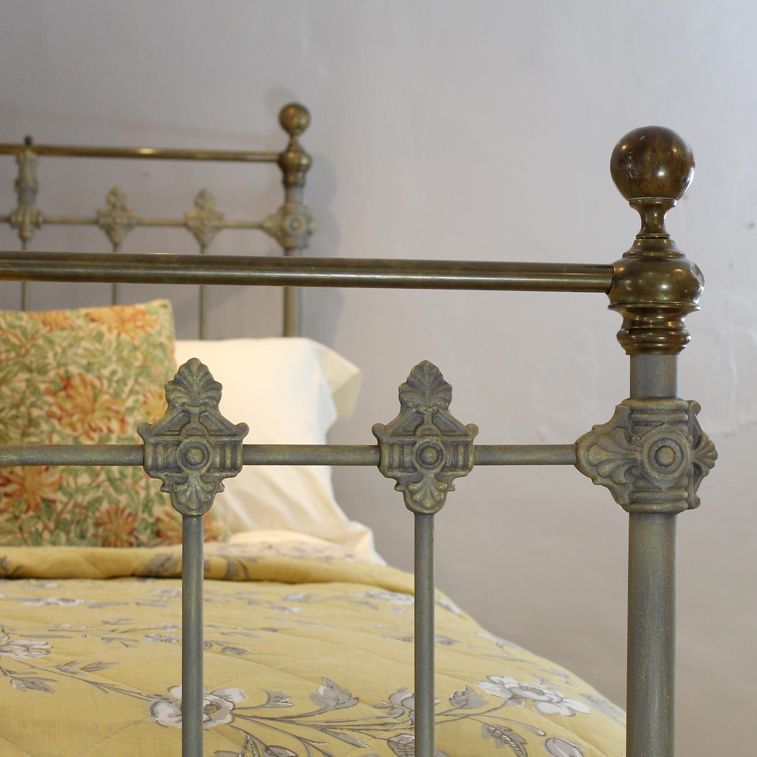 Einzigartiger viktorianischer antiker Bett aus Messing und Eisen in verblasstem Gold (Gegossen) im Angebot