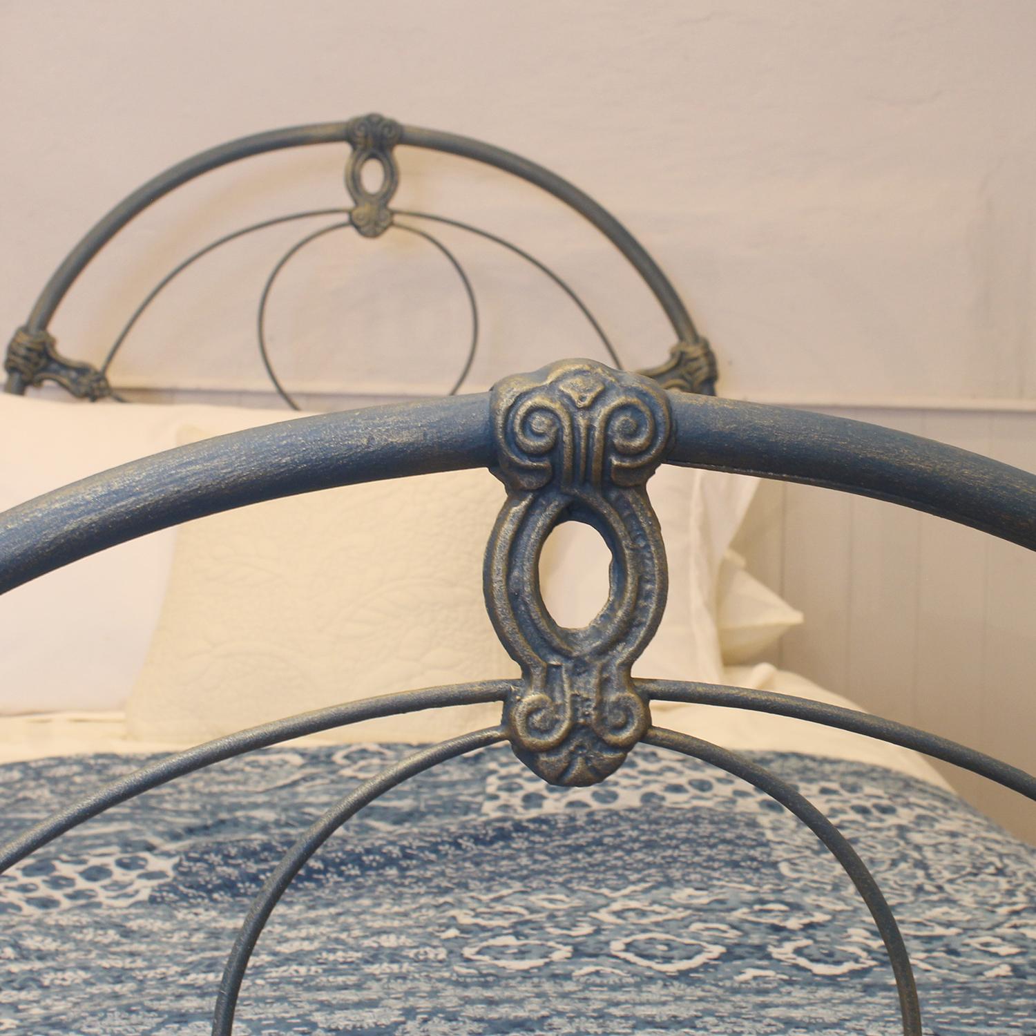 Traditionelles, antikes viktorianisches Gusseisenbett in Blau und Gold (Viktorianisch) im Angebot