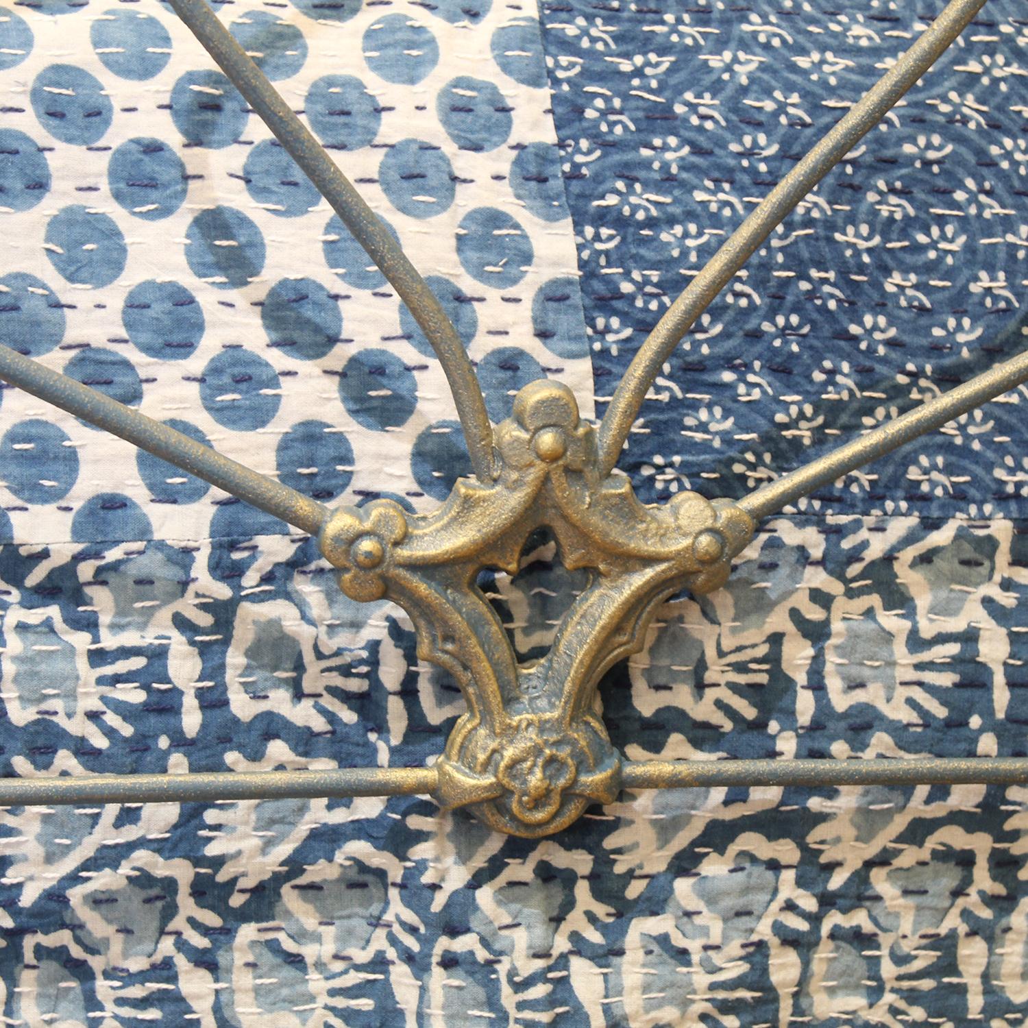 Traditionelles, antikes viktorianisches Gusseisenbett in Blau und Gold (Britisch) im Angebot