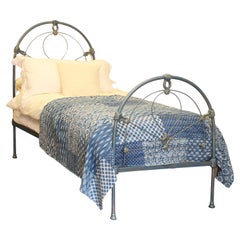 Traditionelles, antikes viktorianisches Gusseisenbett in Blau und Gold