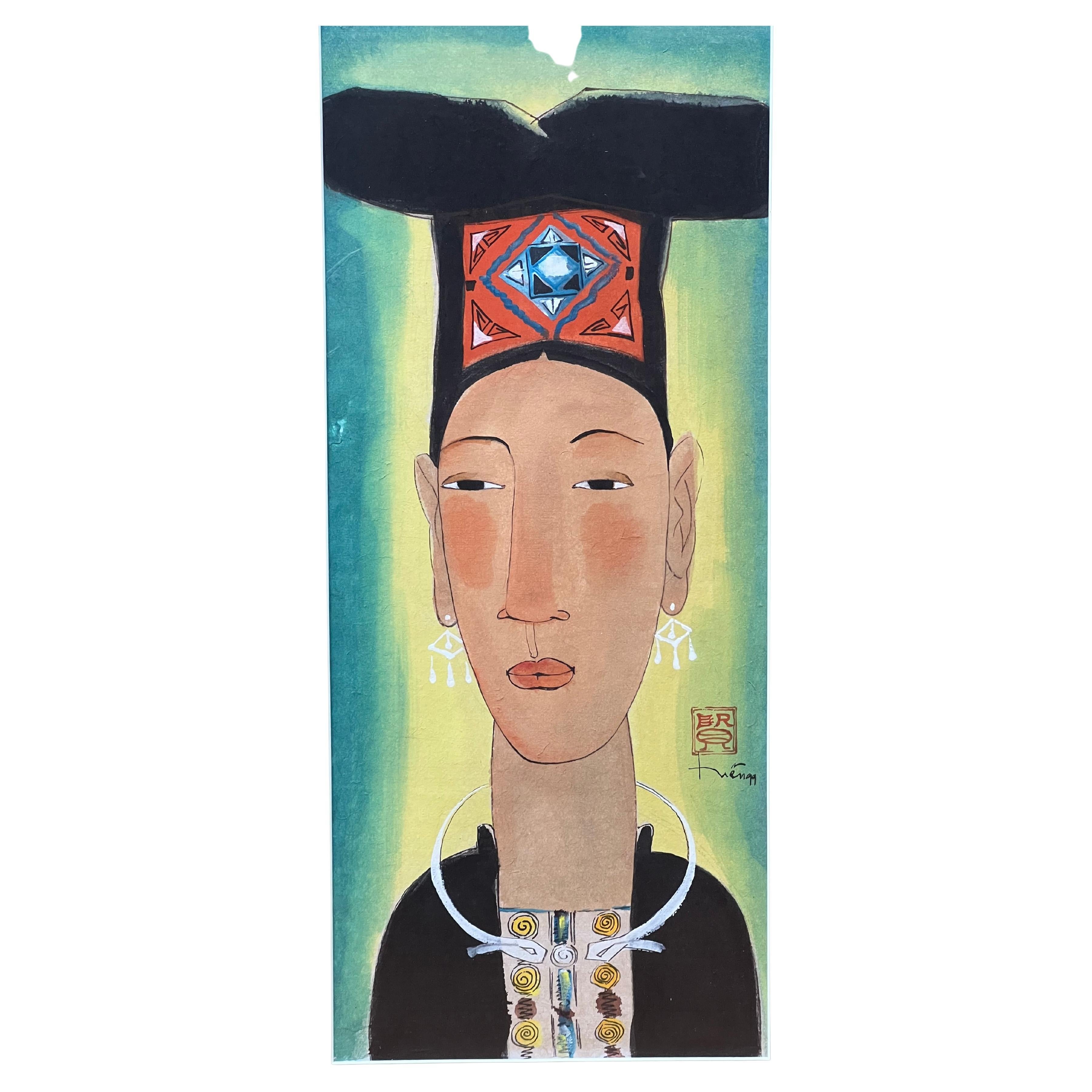 Diese traditionelle asiatische Frauenporträtlithografie zeigt eine Person mit einem hohen schwarzen Hut auf grünem Hintergrund. Ein rotes und blaues, rechteckiges Stück Stoff ist auf der Vorderseite des Kopfschmucks zu sehen und setzt einen