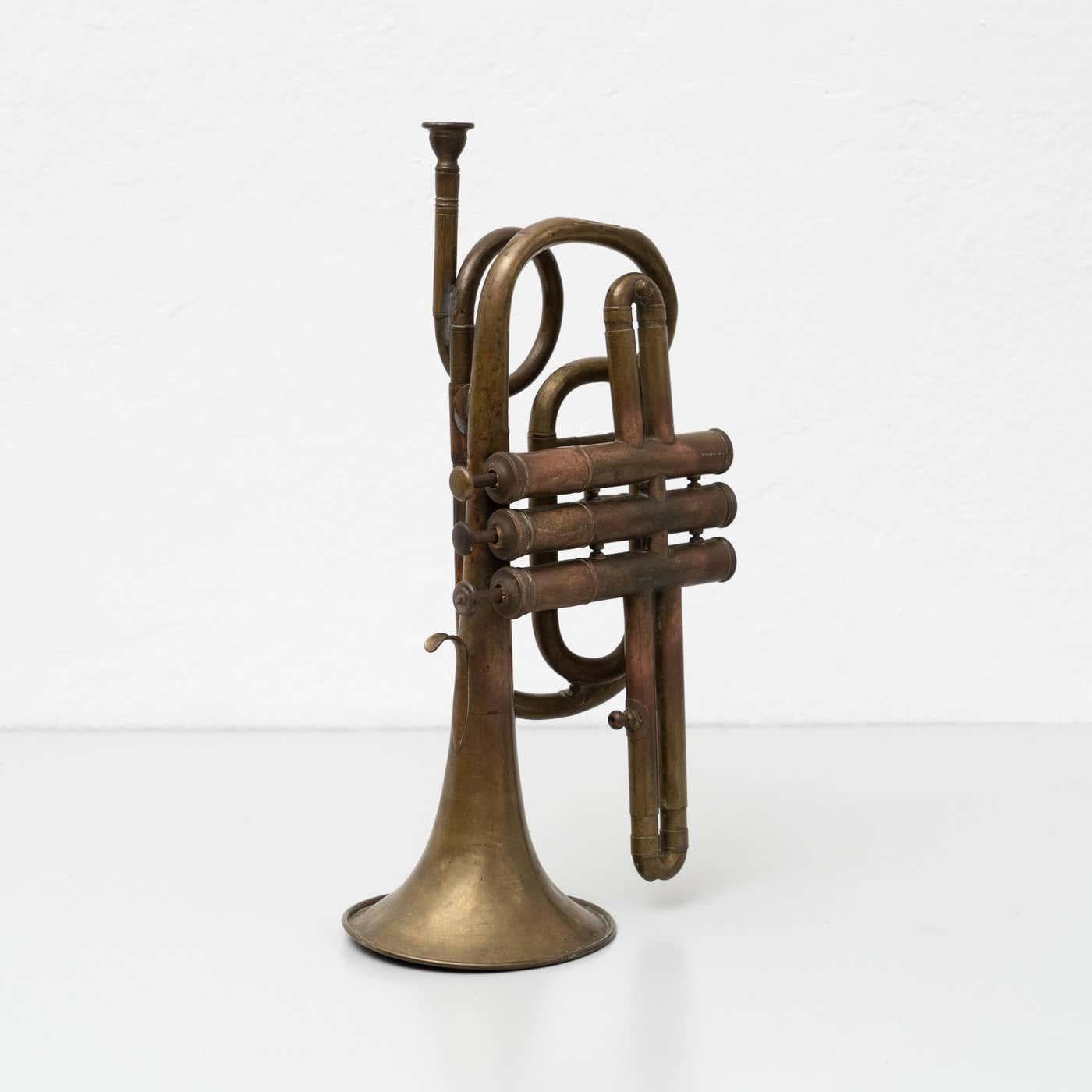 Traditionelle spanische Messingtrompete.

Hergestellt in Spanien von einem unbekannten Hersteller, um 1960.

Im Originalzustand, mit geringfügigen Gebrauchsspuren, die dem Alter und dem Gebrauch entsprechen, wobei eine schöne Patina erhalten