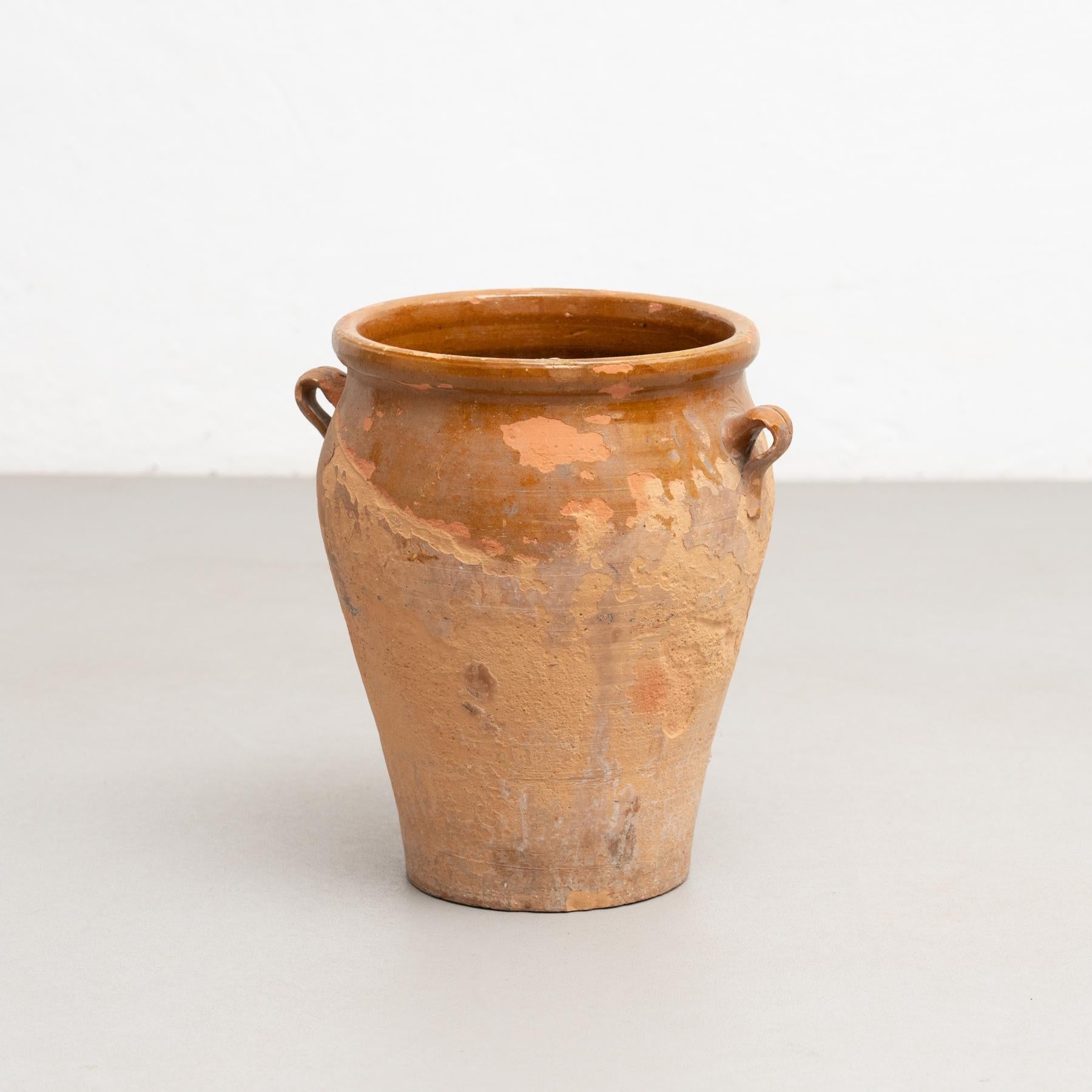 Vaso tradizionale spagnolo in ceramica rustica.    Prodotto in Spagna da un produttore sconosciuto, circa 1960.    In condizioni originali, con lievi usure dovute all'età e all'uso, conserva una bella patina.    Materiale:  Ceramica.   