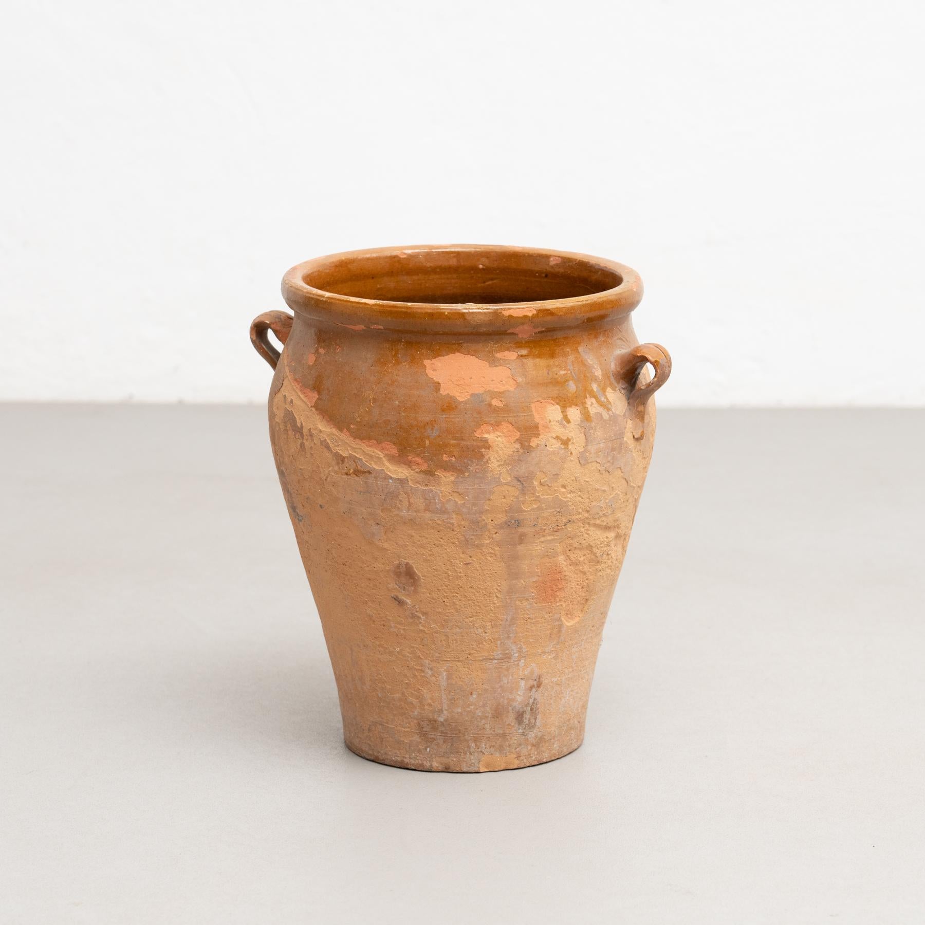 Traditional Spanish rustic ceramic vase.

Manufactured in Spain by unknown manufacturer, circa 1960.

In original condition, with minor wear consistent of age and use, preserving a beautiul patina.

Material:
Ceramic.
 
