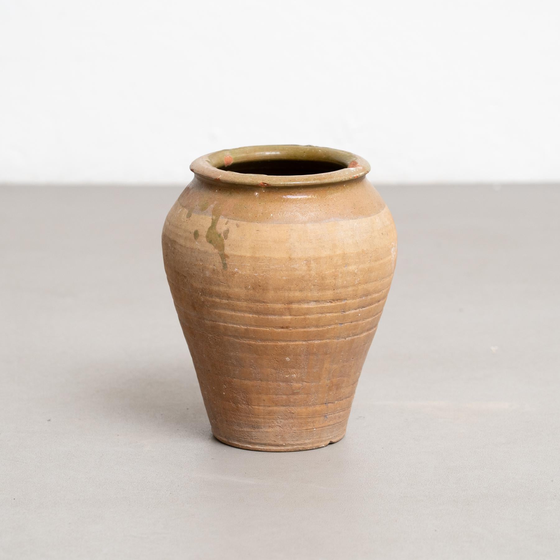 Jarrón tradicional español de cerámica rústica.    Fabricada en España por un fabricante desconocido, hacia 1960.    En su estado original, con pequeños desgastes propios de la edad y el uso, conserva una hermosa pátina.    Material:  Cerámica.   