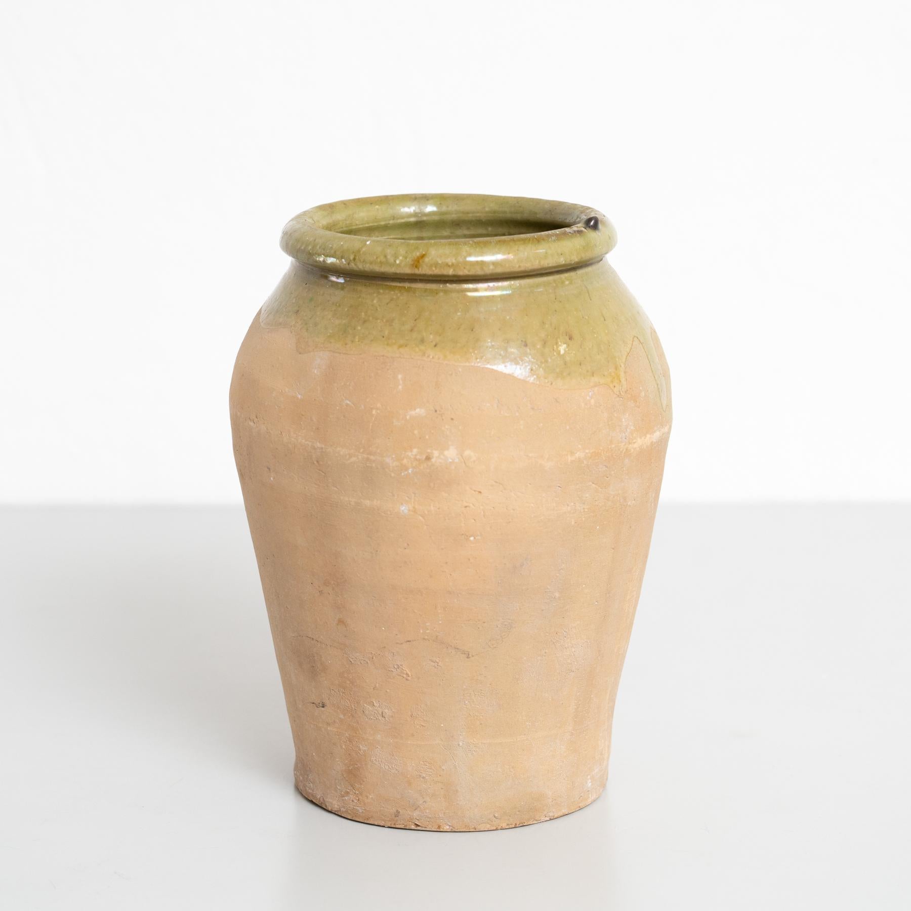 Traditionelle spanische Keramikvase im Landhausstil.    Hergestellt in Spanien von einem unbekannten Hersteller, um 1960.    Im Originalzustand, mit geringfügigen Gebrauchsspuren, die dem Alter und dem Gebrauch entsprechen, wobei eine schöne Patina
